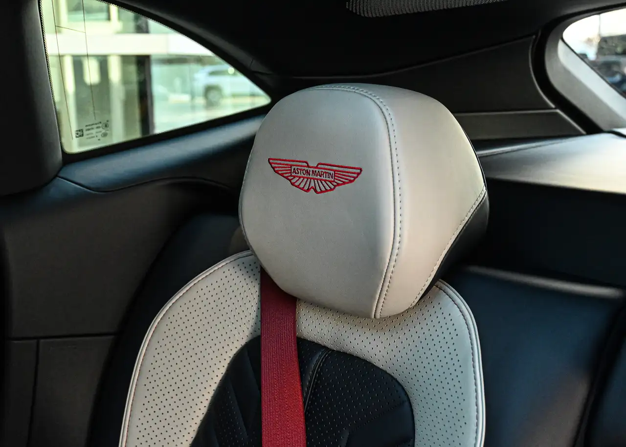 Aston Martin DBX снимка Aston Martin DBX