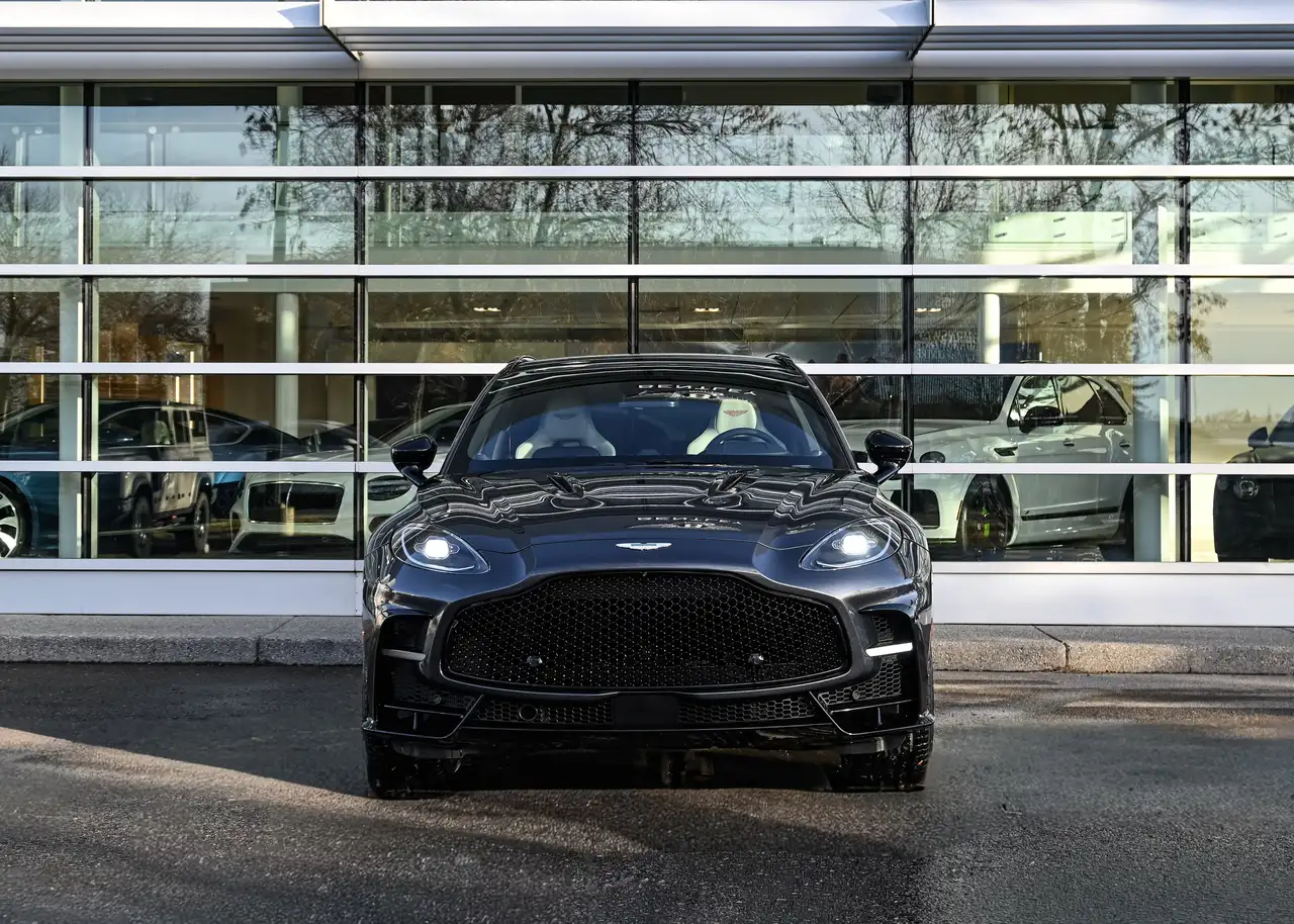 Aston Martin DBX снимка Aston Martin DBX