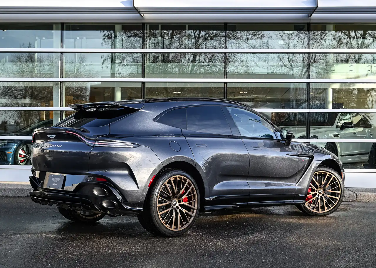 Aston Martin DBX снимка Aston Martin DBX