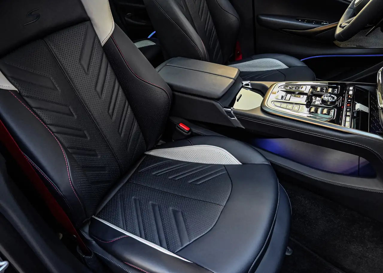 Aston Martin DBX снимка Aston Martin DBX