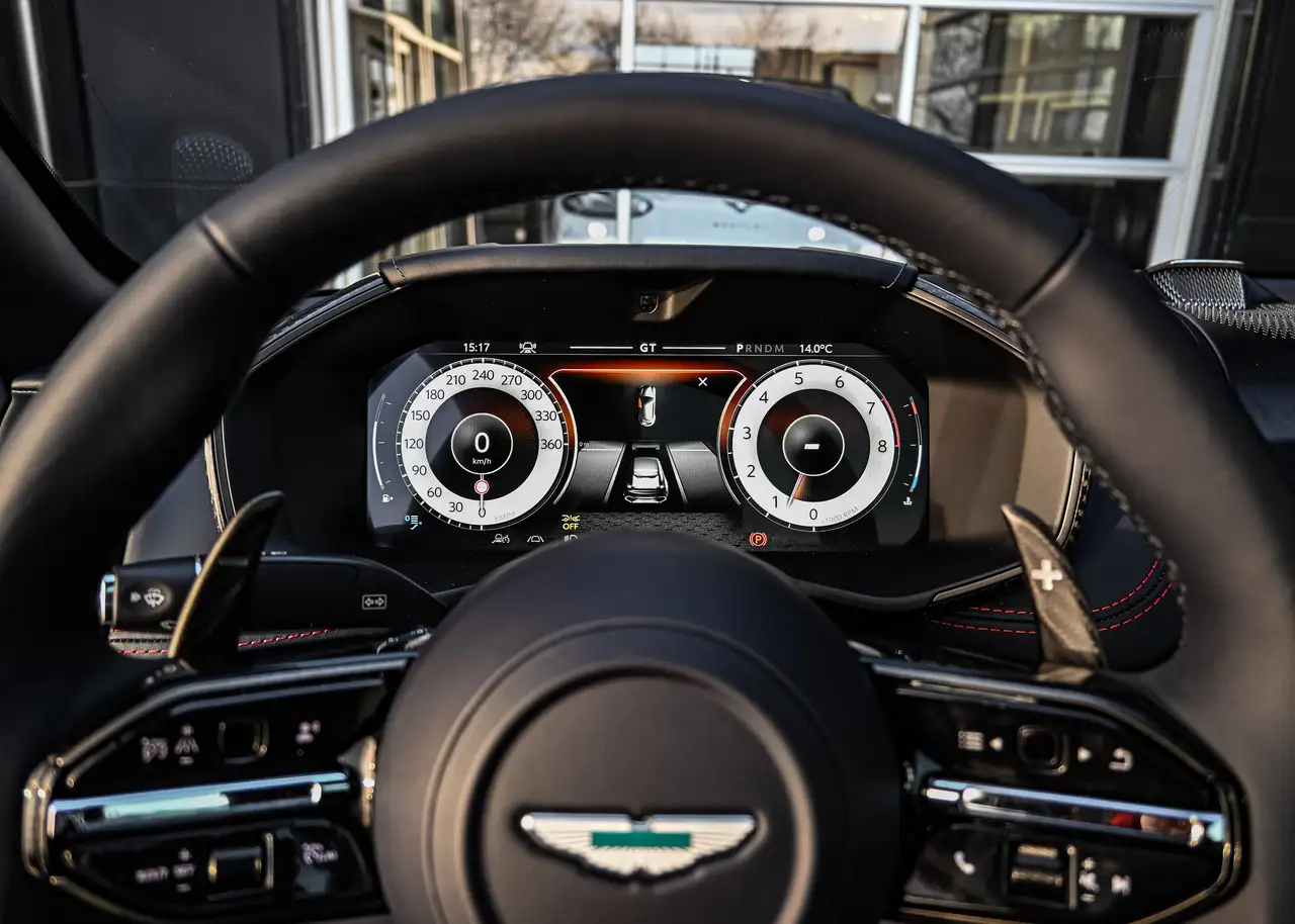 Aston Martin DBX снимка Aston Martin DBX