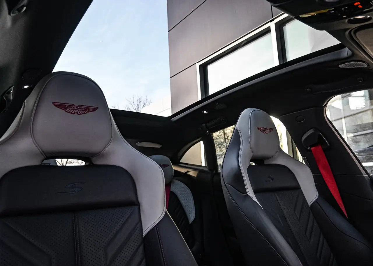 Aston Martin DBX снимка Aston Martin DBX