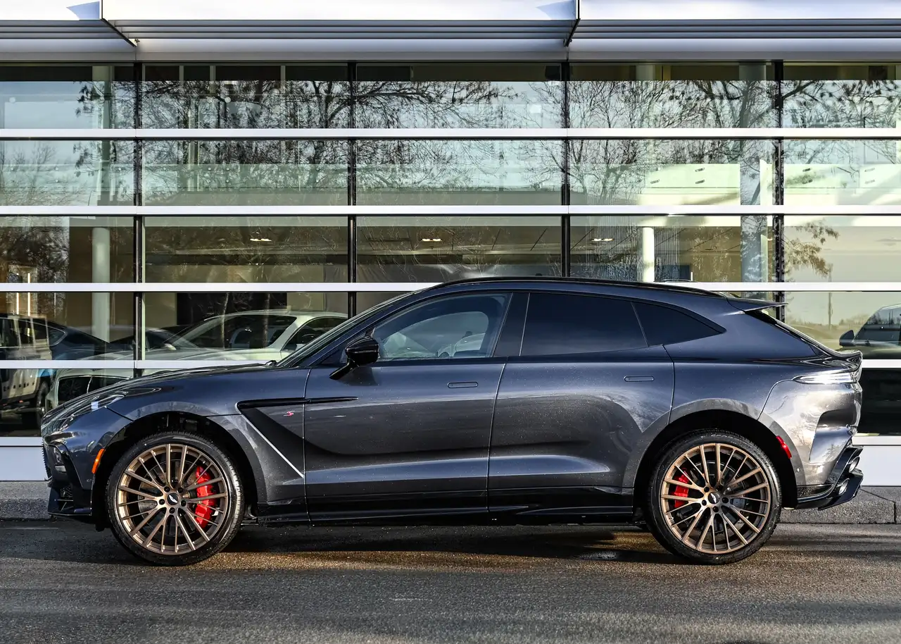 Aston Martin DBX снимка Aston Martin DBX