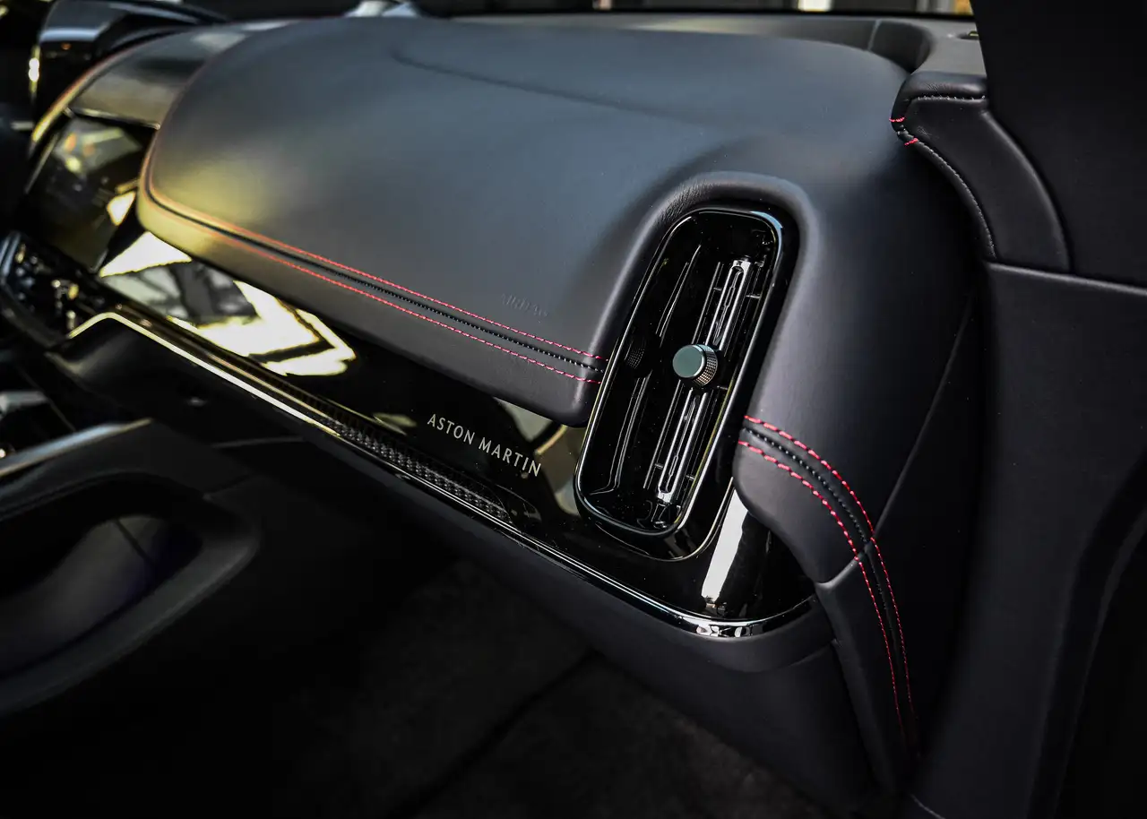 Aston Martin DBX снимка Aston Martin DBX