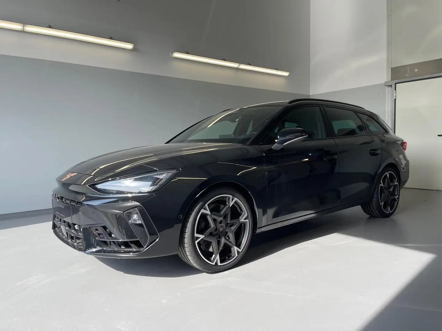 CUPRA Leon VZ 333PS DSG 4Drive Matrix+Navi+AHK+Alu19+Sitzh... Schwarz - 1