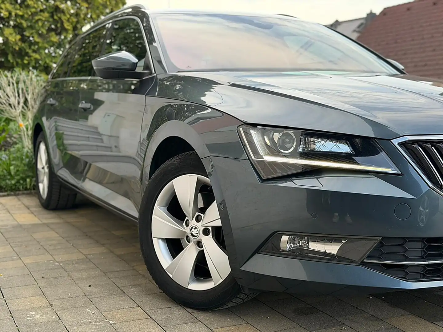 Skoda Superb Kombi DSG Grau - 2