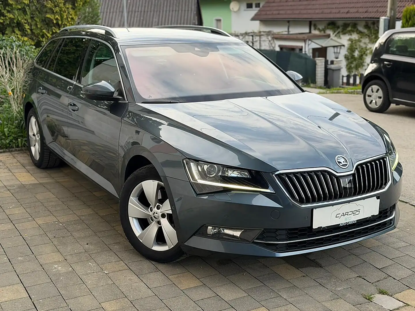 Skoda Superb Kombi DSG Grau - 1