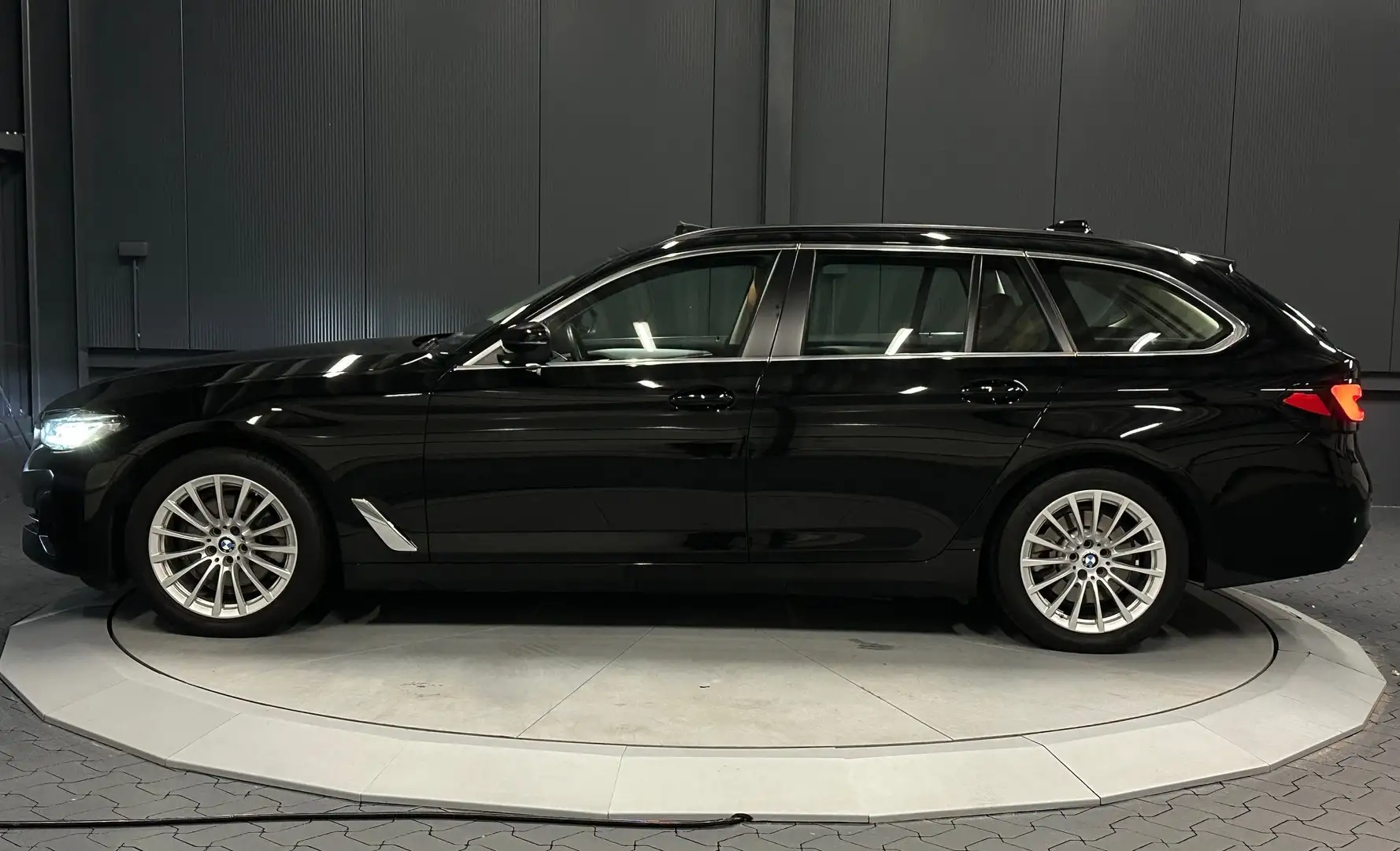 BMW 520 d touring xDrive*LEDER/Braun*PANORAMA*HUD*AHK*LED* Siyah - 2