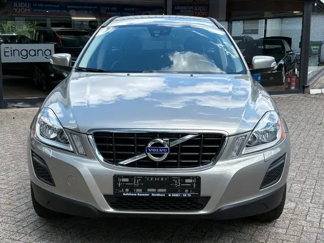 Volvo XC60 view 3