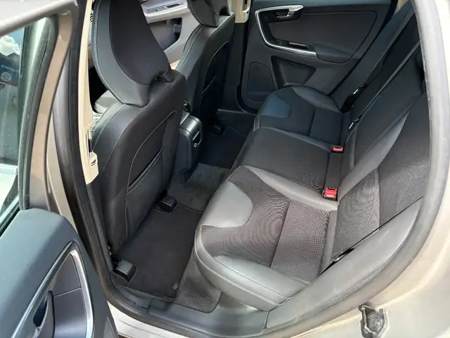 Volvo XC60 view 11