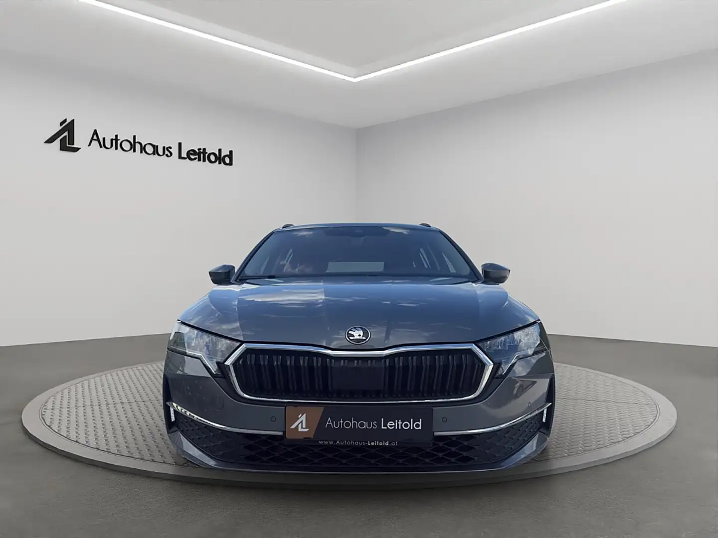 Skoda Octavia Kombi 2,0 TDI Selection DSG AHK LED CAM ACC NAV... Grau - 2
