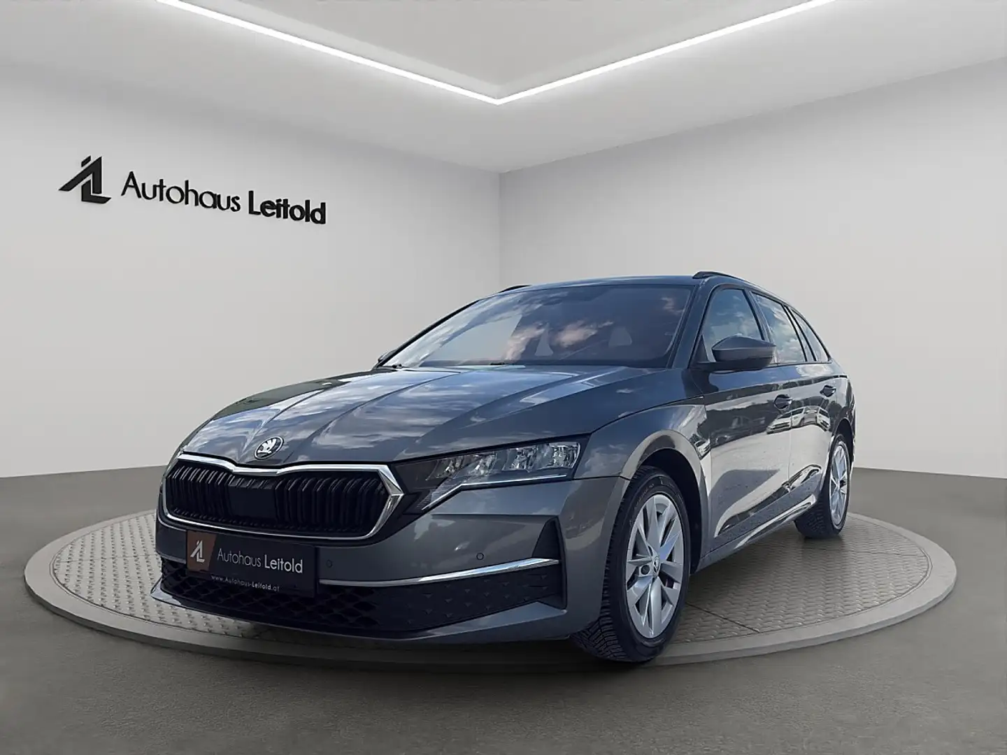 Skoda Octavia Kombi 2,0 TDI Selection DSG AHK LED CAM ACC NAV... Grau - 1