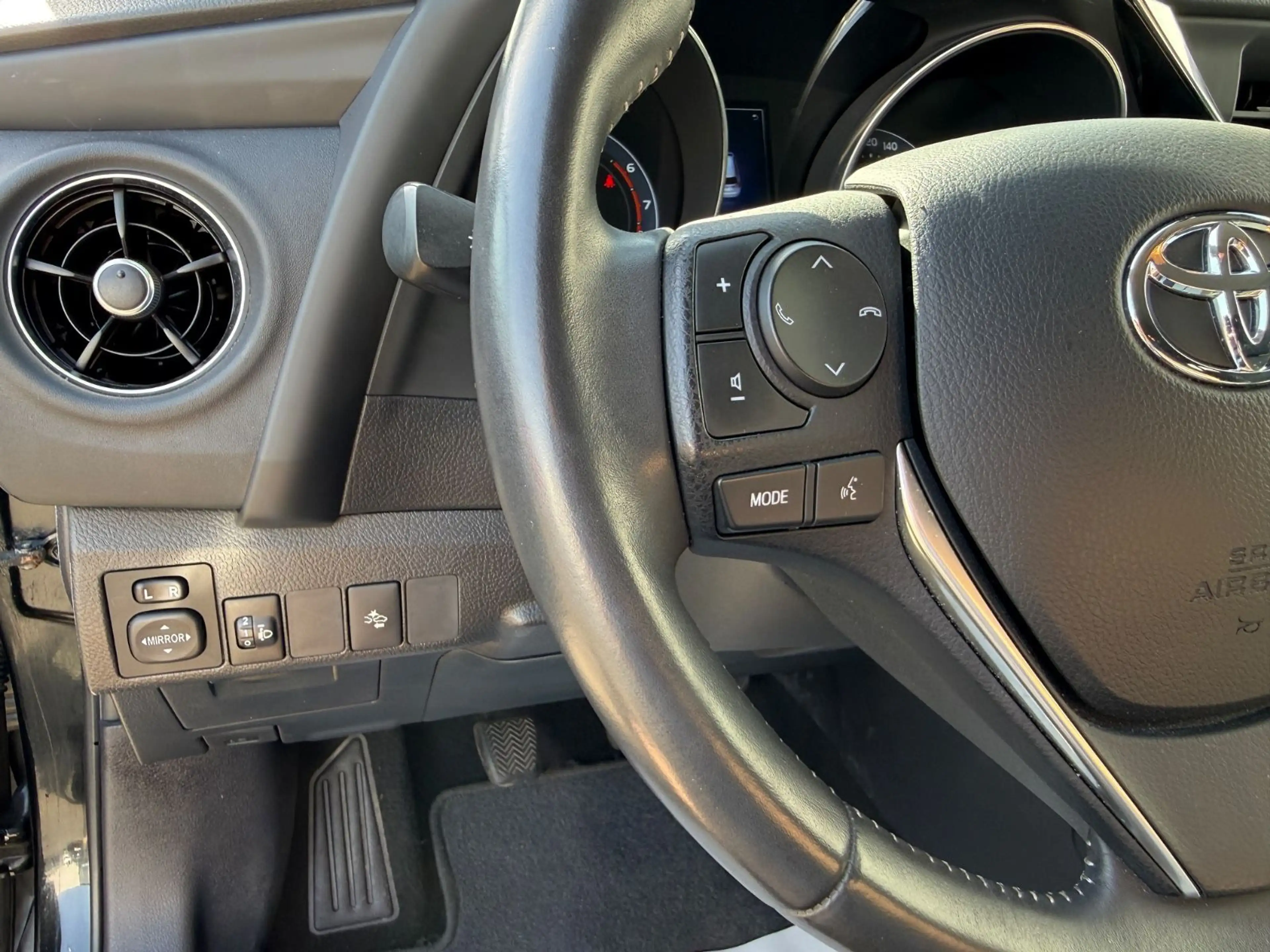 Toyota Auris Design Edition KAMERA/NAVI/KLIMA/SHZ/2HAND — photo 14