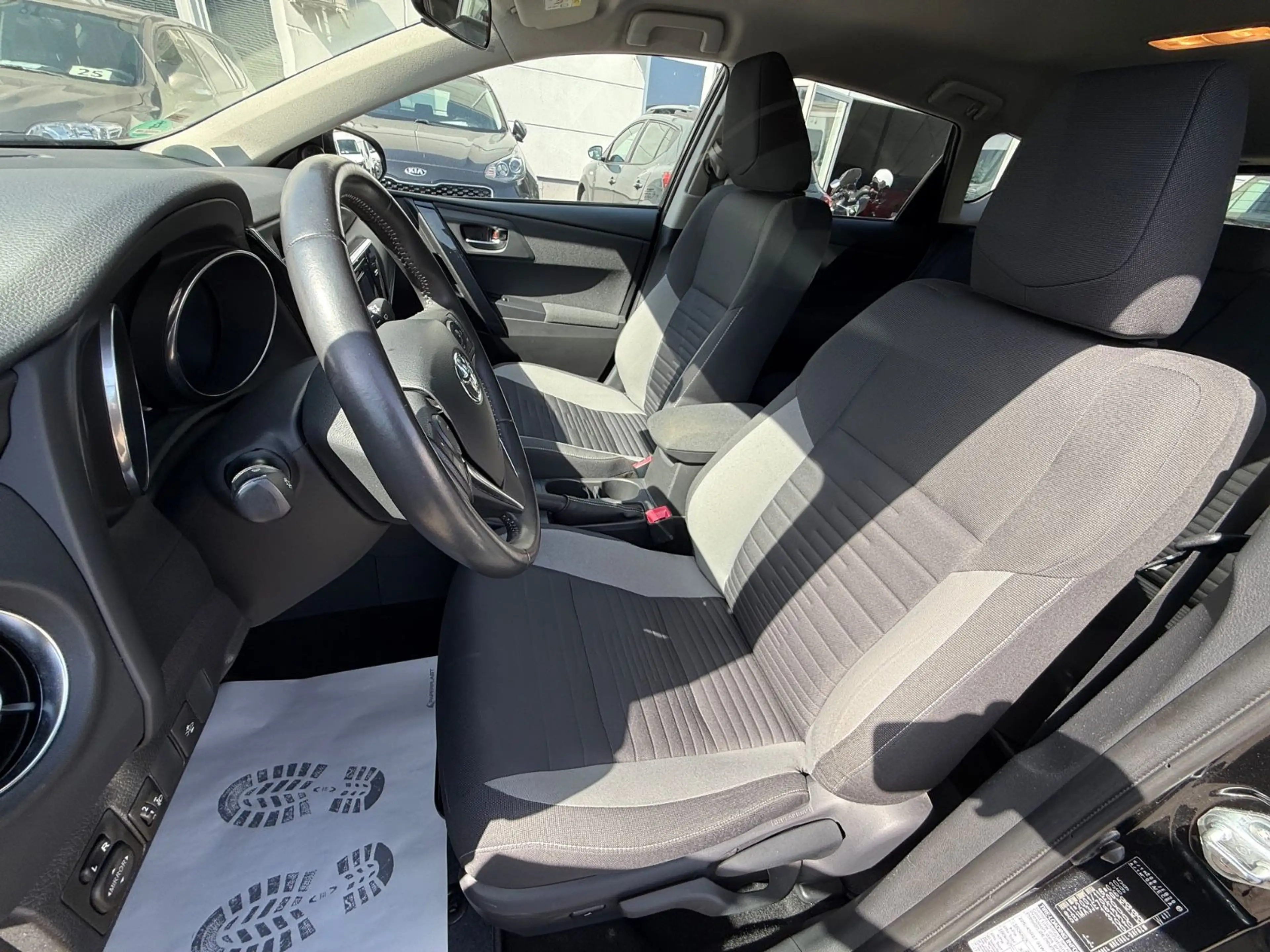 Toyota Auris Design Edition KAMERA/NAVI/KLIMA/SHZ/2HAND — photo 11