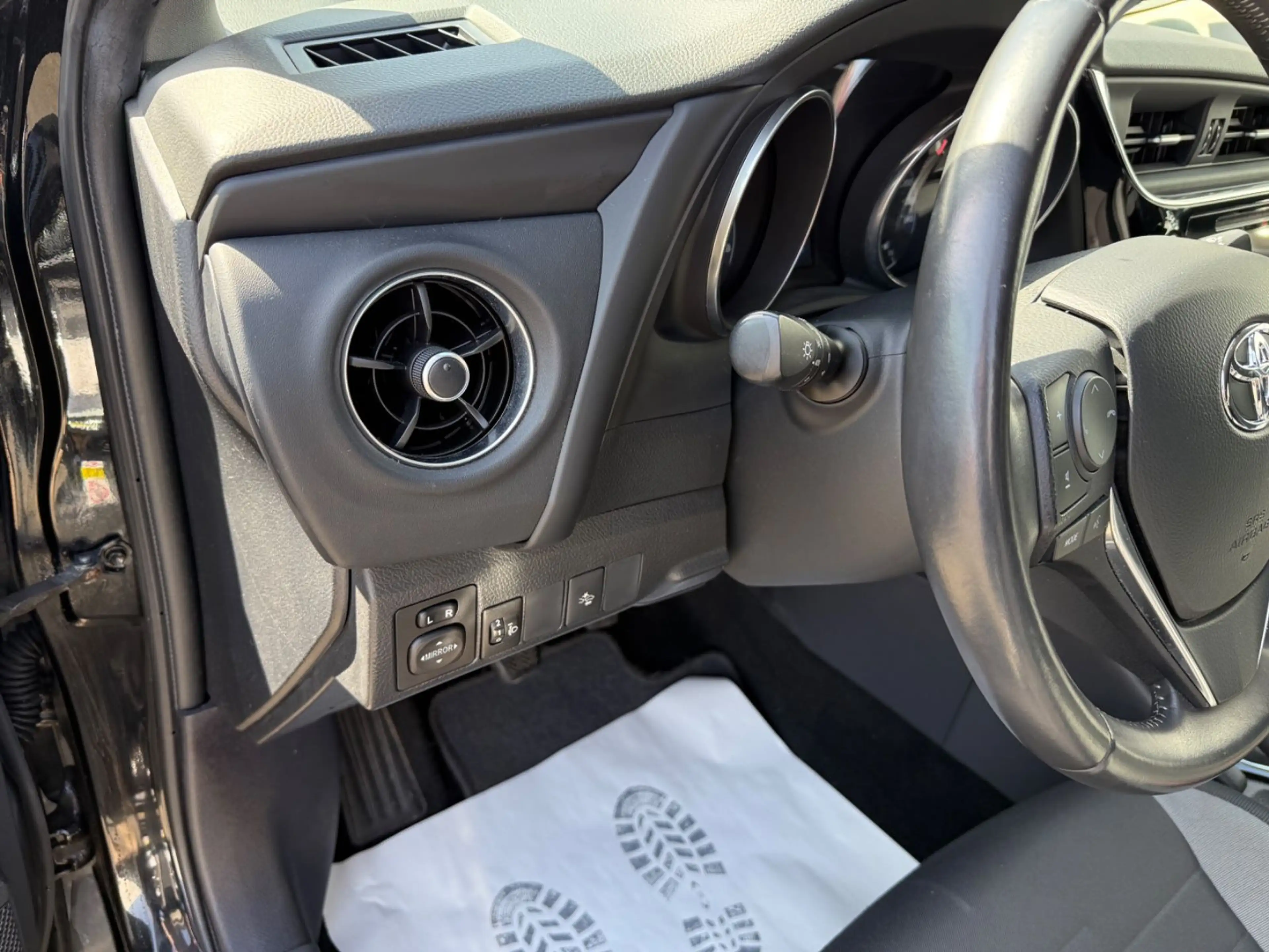 Toyota Auris Design Edition KAMERA/NAVI/KLIMA/SHZ/2HAND — photo 12