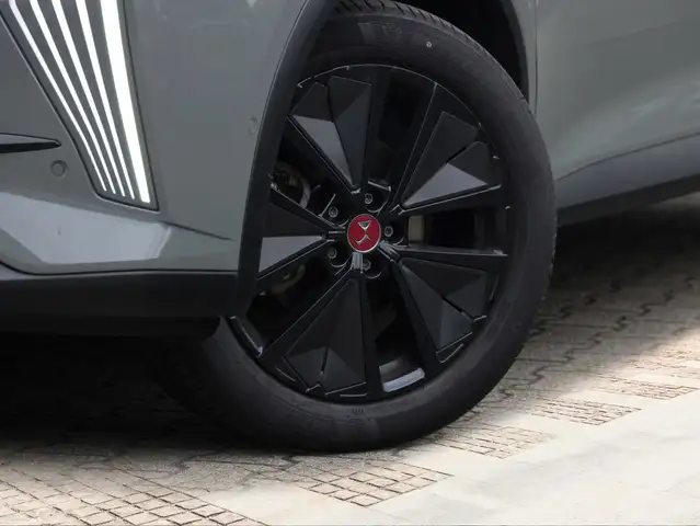 DS Automobiles DS 7 Crossback view 6