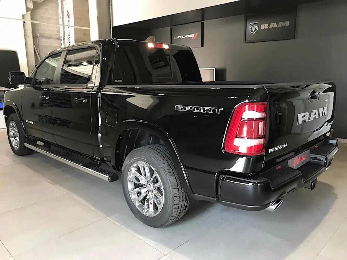 RAM 1500 LARAMIE SPORT 5.7L V8 HEMI NUOVO 6/2025 Zwart - 2