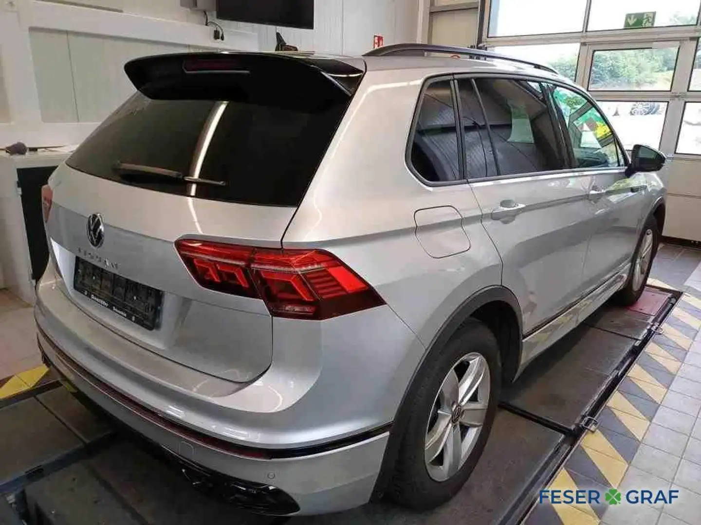Volkswagen Tiguan R-Line 1.5TSI DSG MATRIX/NAVI/ACC/AHK/SHZ Silber - 2
