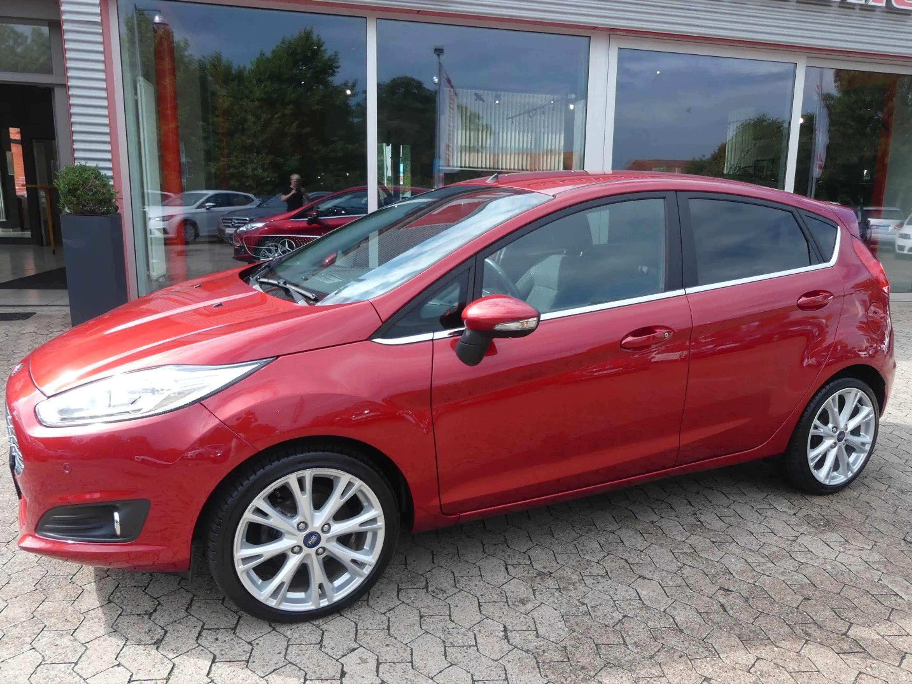 Ford Fiesta Titanium Tüv neu*SHZ*Klima*PDC*ab 199€ — photo 2