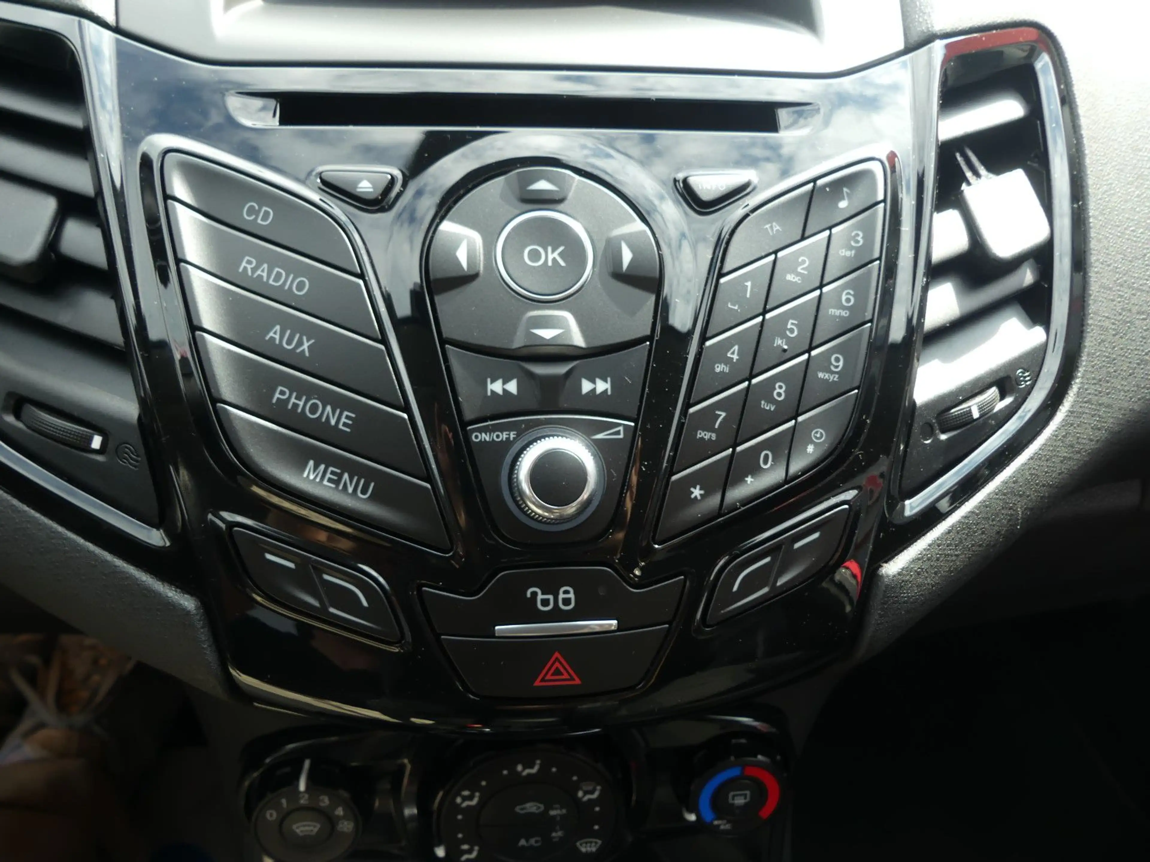 Ford Fiesta Titanium Tüv neu*SHZ*Klima*PDC*ab 199€ — photo 13