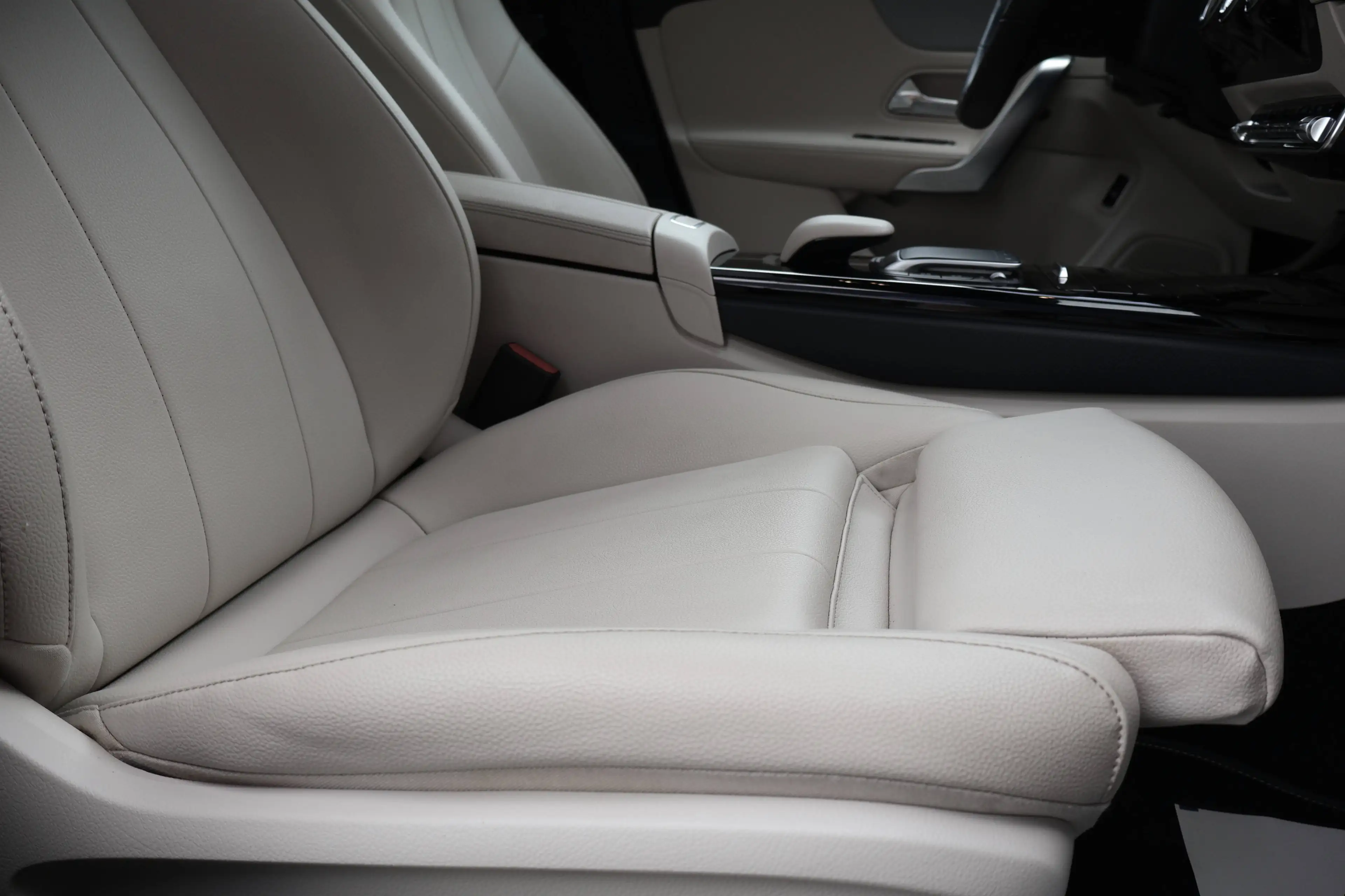 Mercedes-Benz CLA 180 d Business Pano Leder Memory Carplay Garantie* — photo 8