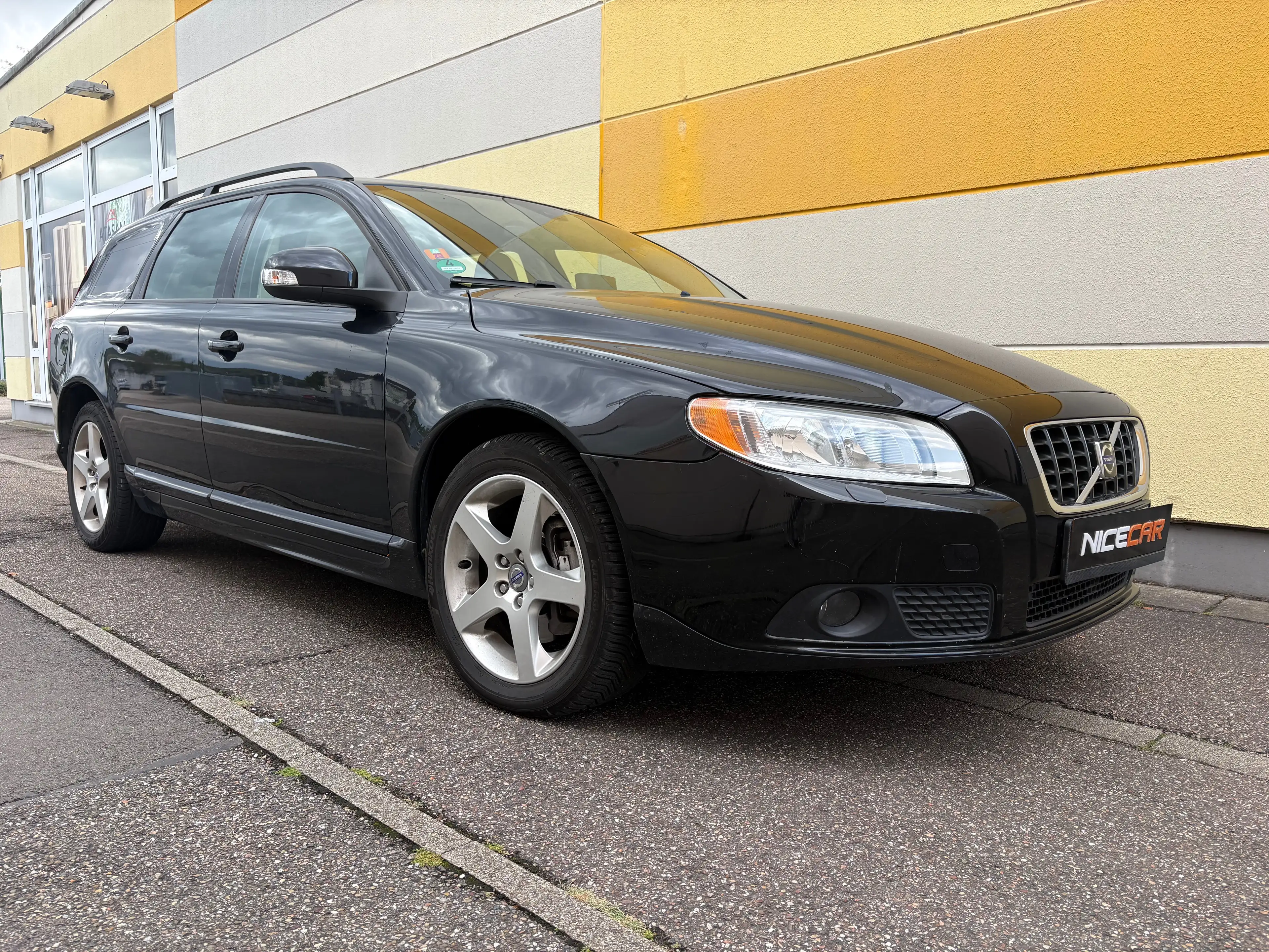 Volvo V70 Momentum 2.4 D TEMPOMAT*.NAVI*LEDER*PDC*TÜV-07.28 — photo 2
