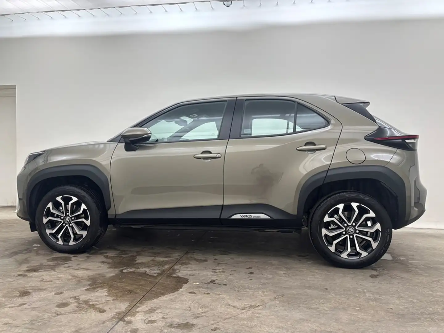 Toyota Yaris Cross 1.5 Hybrid Dynamic Plus + Comfort pack CVT Gris - 2