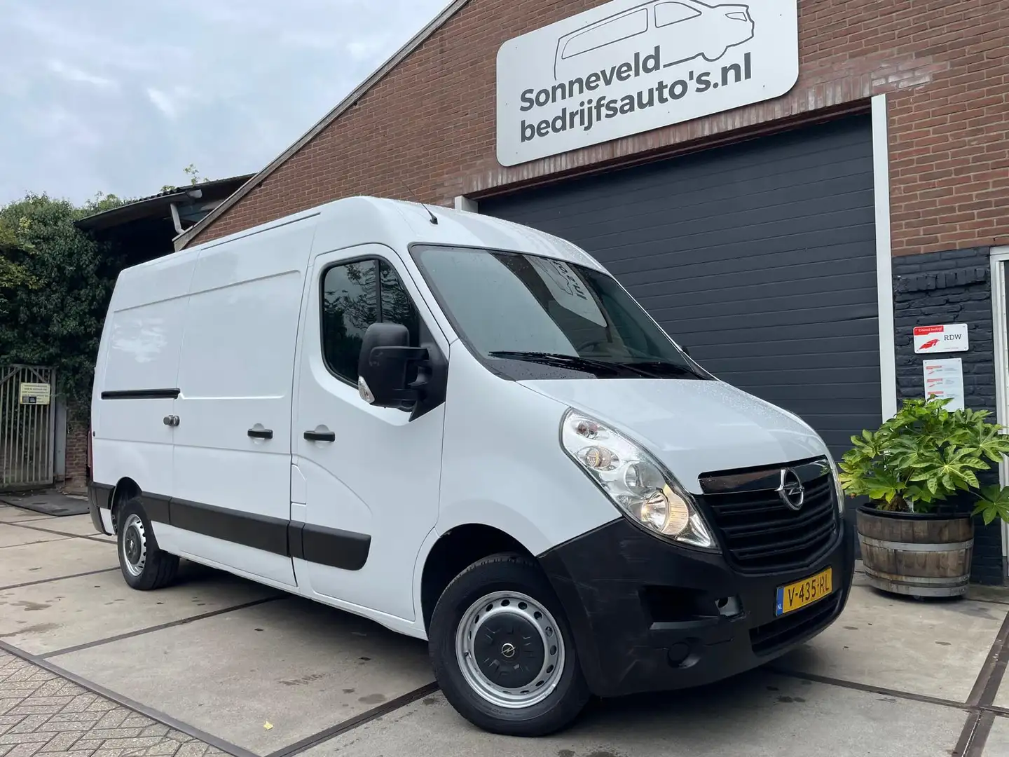 Opel Movano 2.3 CDTI L2H2 Euro6 146pk Airco, Trekhaak, Camera Wit - 1