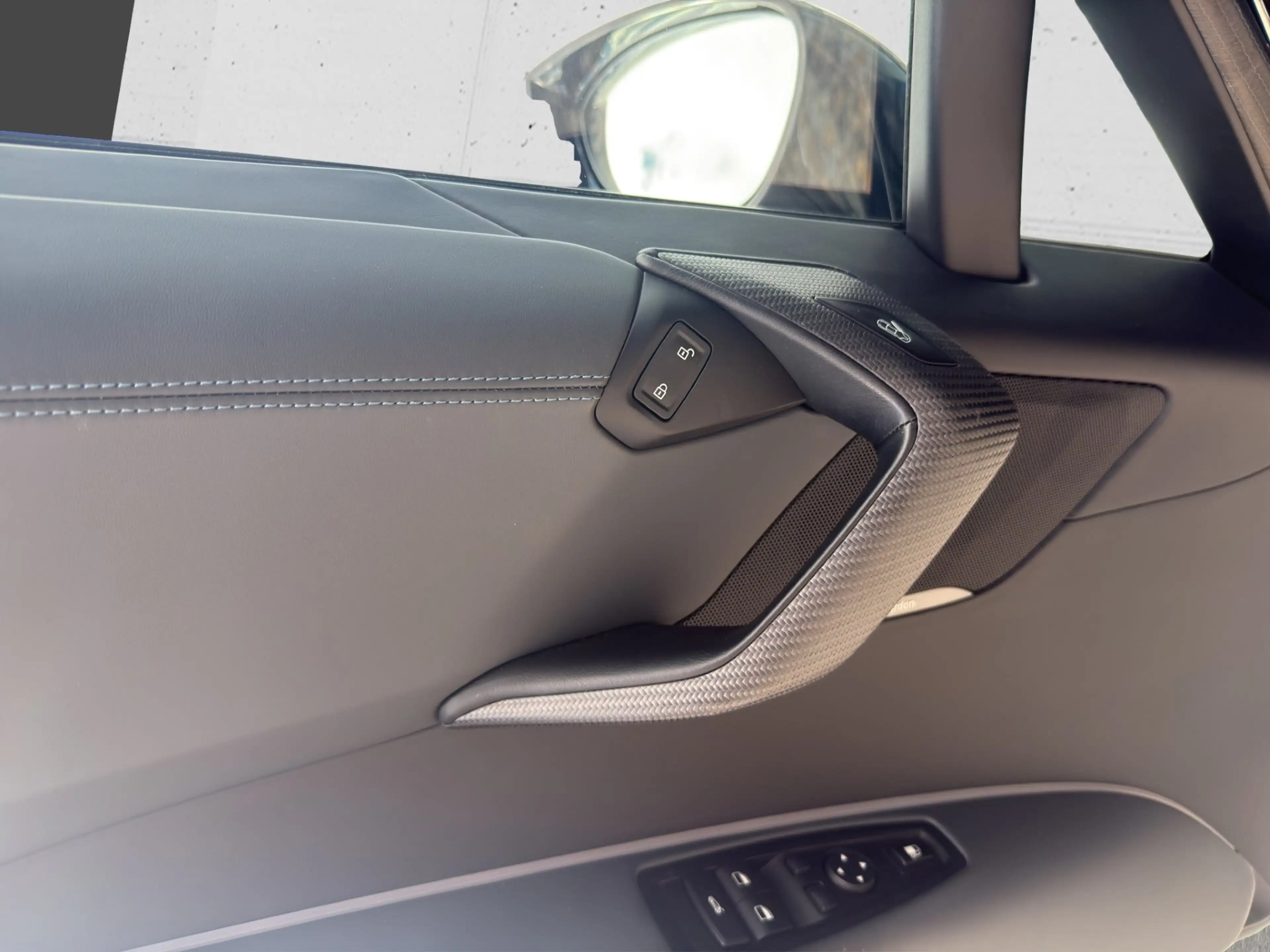 BMW i8 Roadster — photo 9