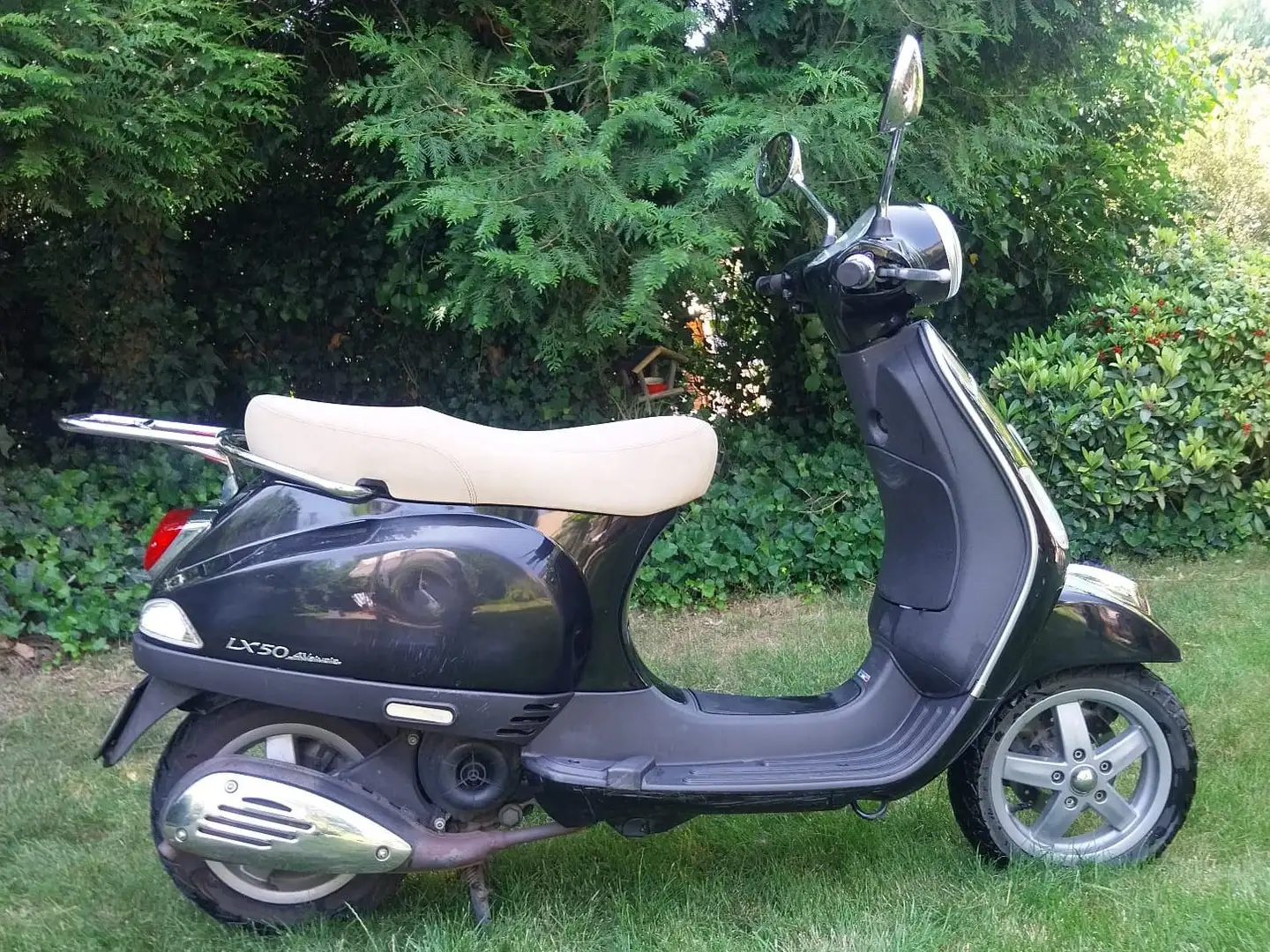 Vespa LX 50 crna - 1