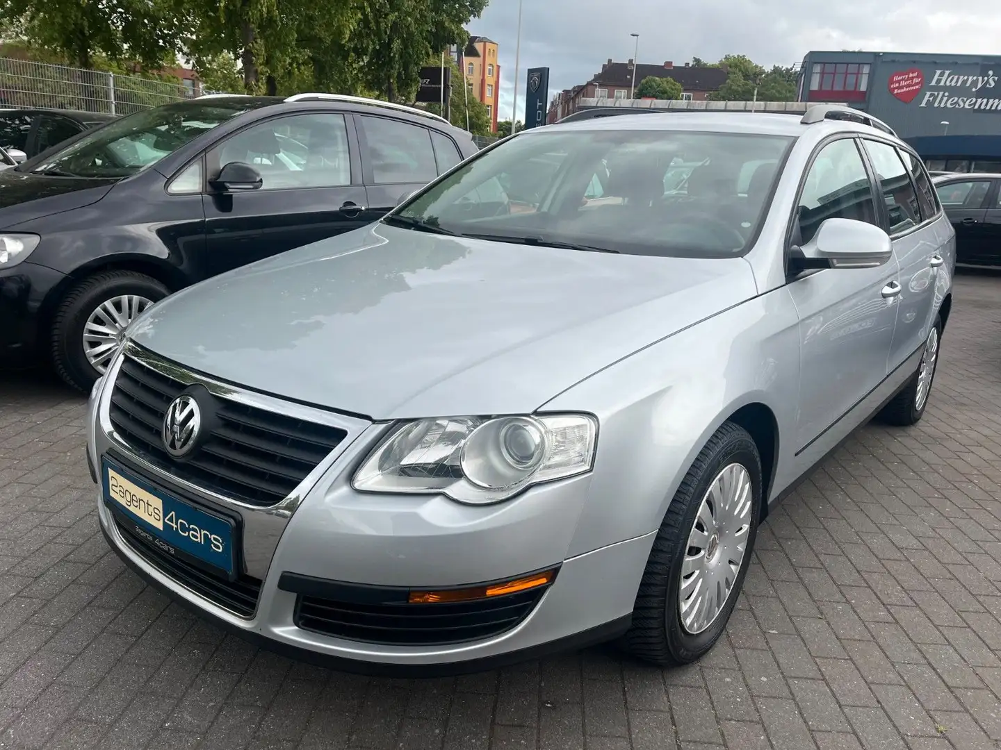 Volkswagen Passat Variant Passat 1.6 Variant°Garantie°SitzHZG°Klima°Isofix Silber - 1