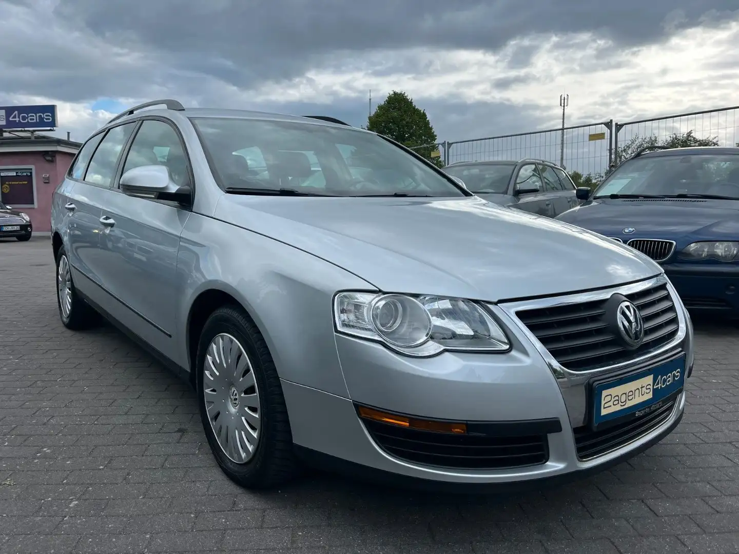 Volkswagen Passat Variant Passat 1.6 Variant°Garantie°SitzHZG°Klima°Isofix Silber - 2
