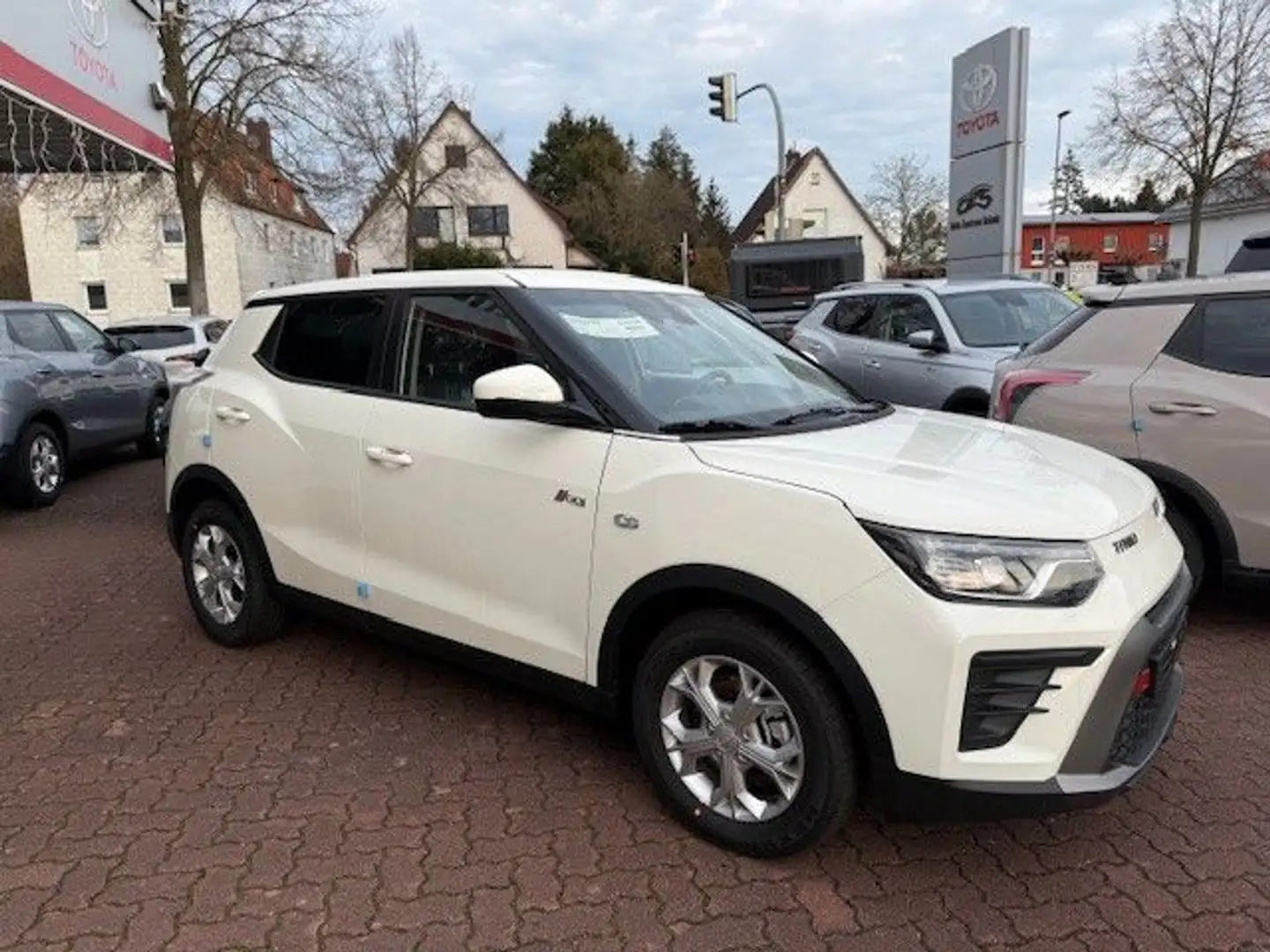 KGM Tivoli TIVOLI 1.5 T-GDI NOMAD,NAVIGATION Bílá - 2
