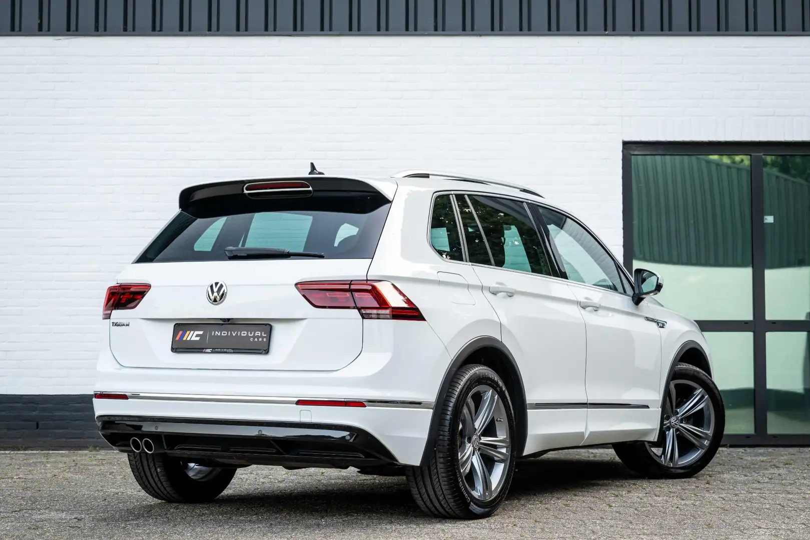 Volkswagen Tiguan 1.5 TSI ACT R-Line 150pk Panorama Trekhaak Wit - 2