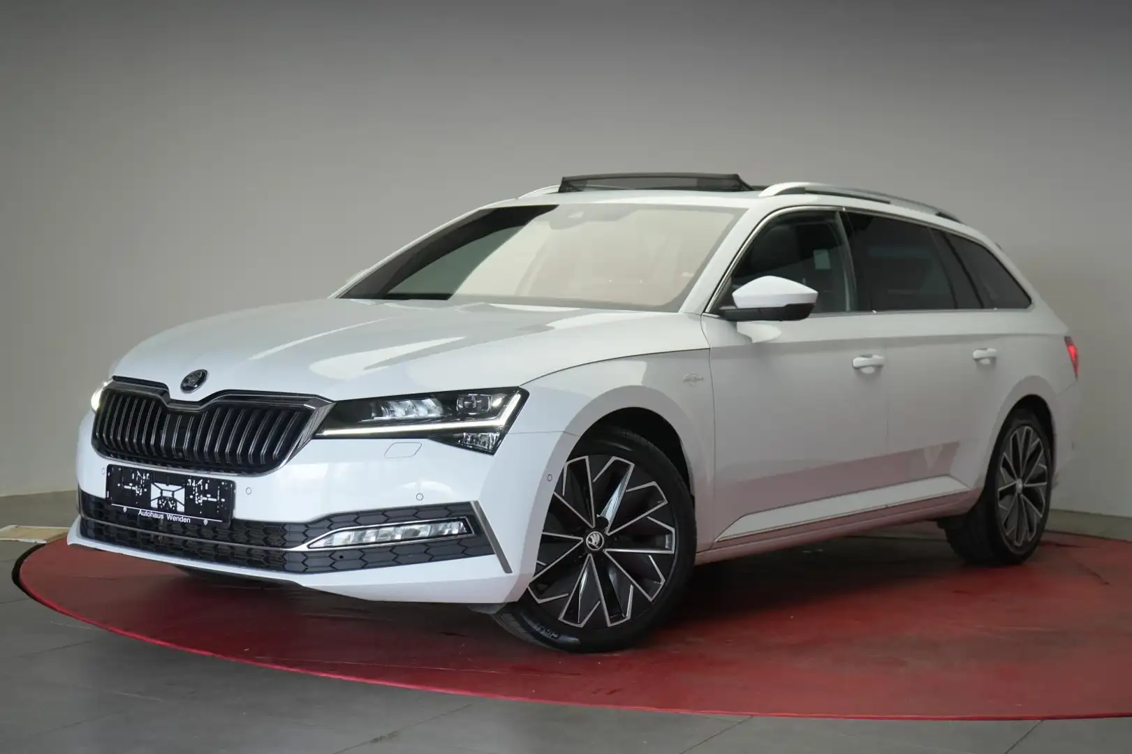 Skoda Superb Combi 2.0 TDI DSG L&K Navi/Leder/ACC/Pano Bílá - 2