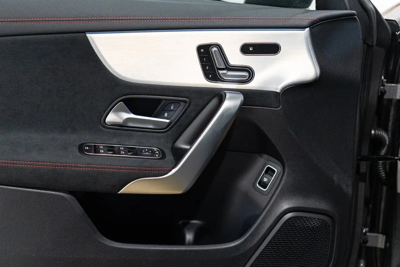 Mercedes-Benz CLA снимка Mercedes-Benz CLA
