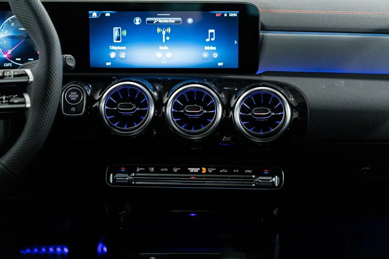 Mercedes-Benz CLA снимка Mercedes-Benz CLA