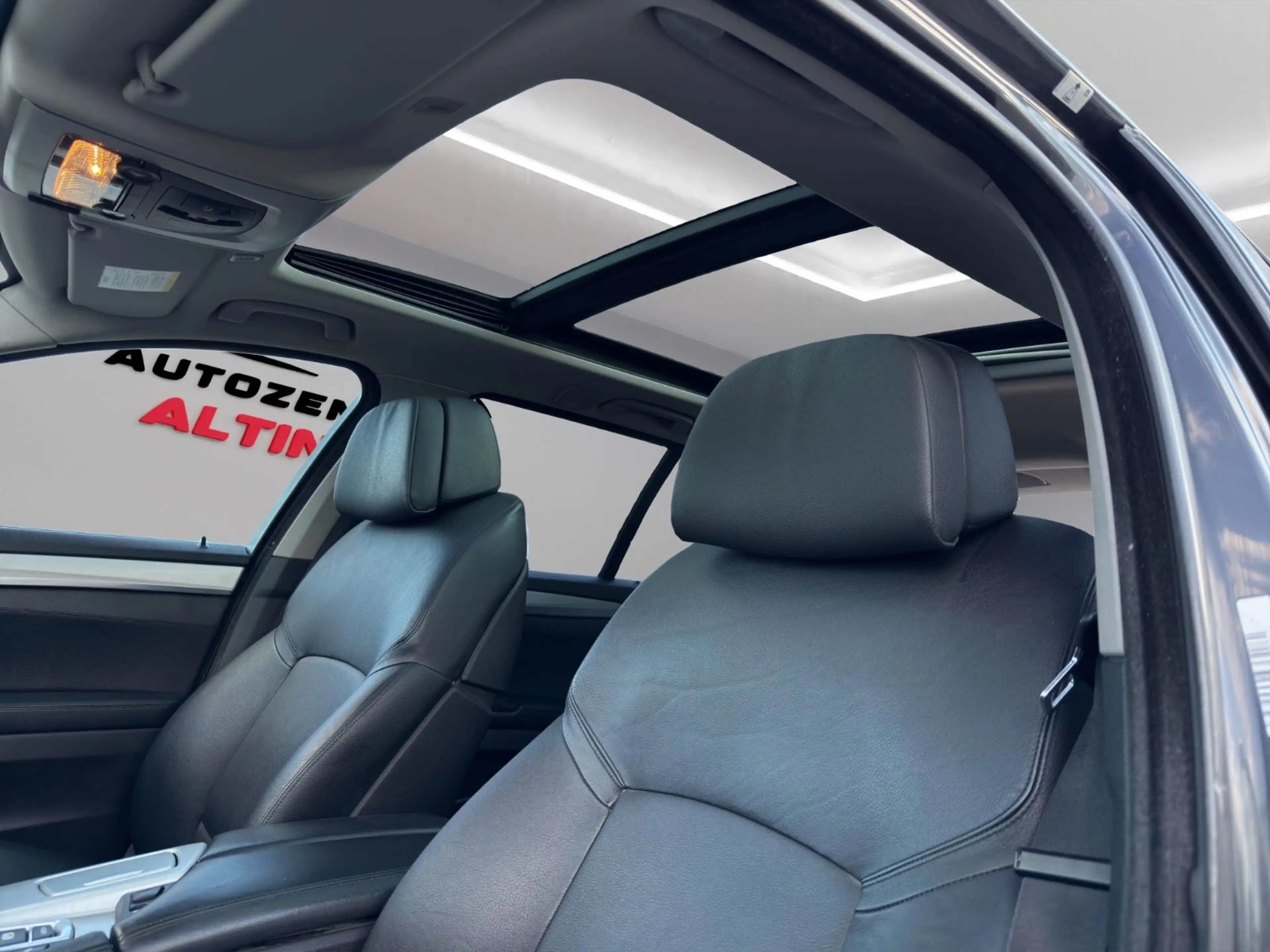 BMW 525 d Touring xDrive*AUTOM.*PANO*NAVI*XENON*AHK* — photo 9