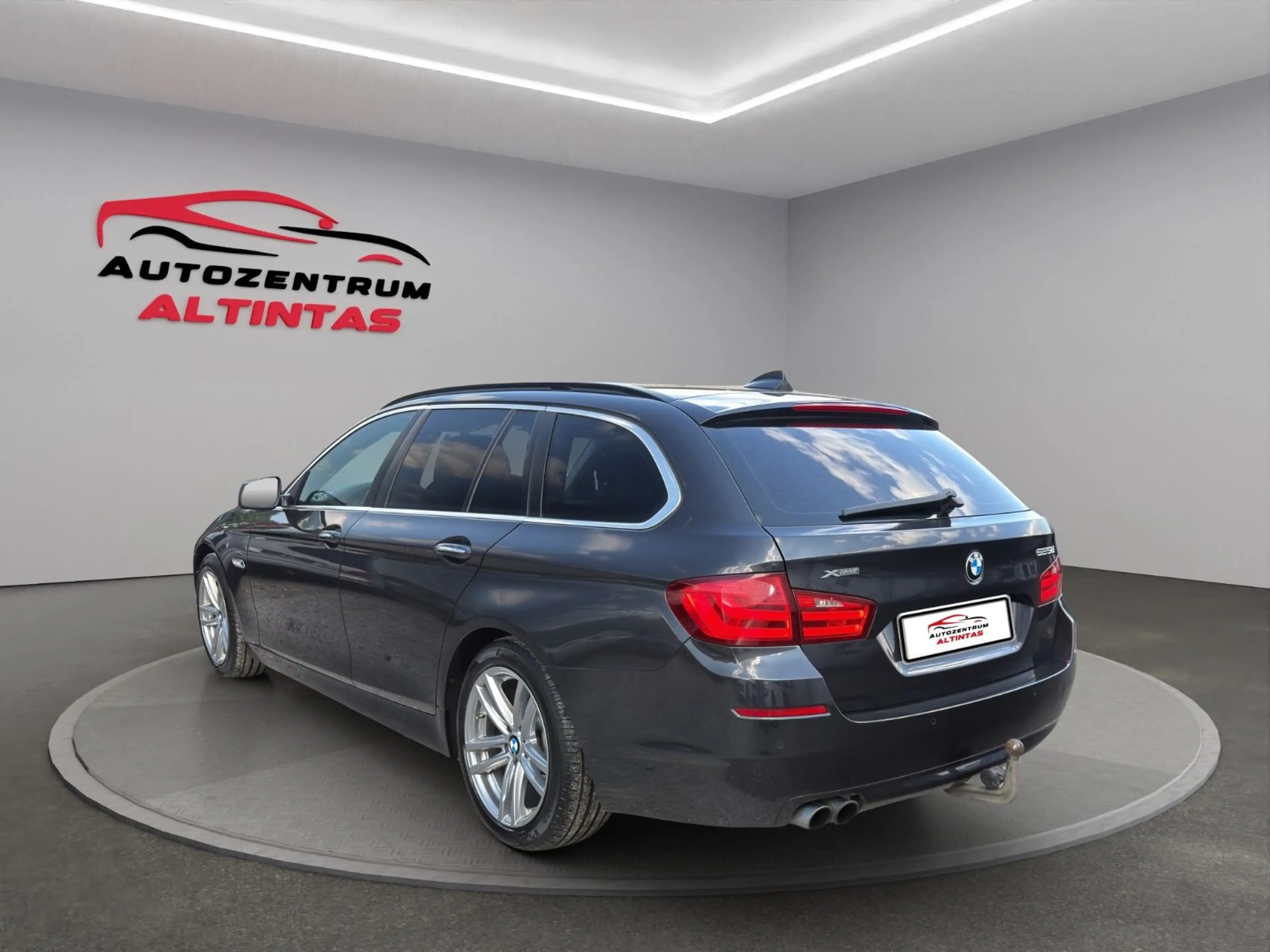 BMW 525 d Touring xDrive*AUTOM.*PANO*NAVI*XENON*AHK* — photo 4