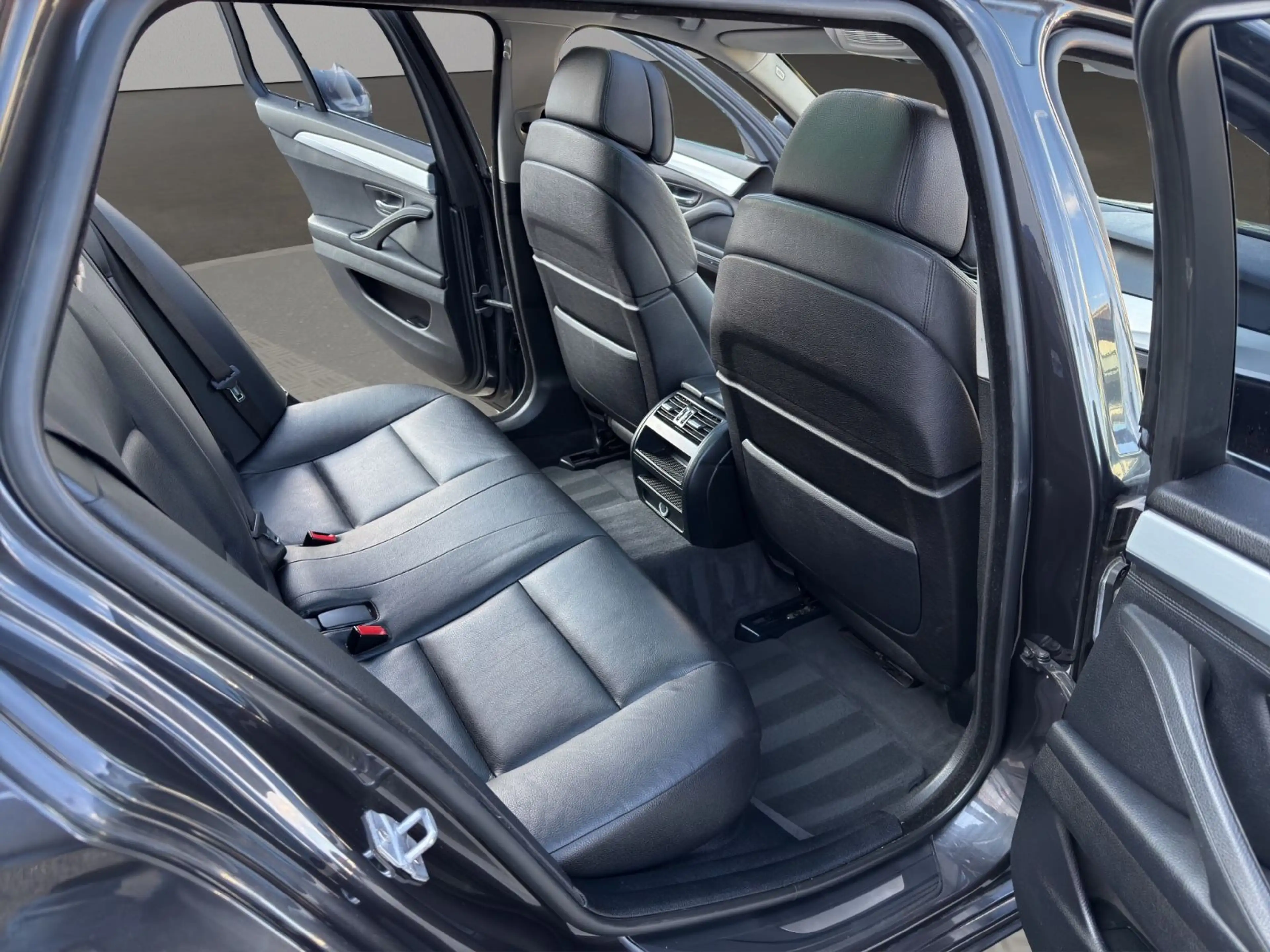BMW 525 d Touring xDrive*AUTOM.*PANO*NAVI*XENON*AHK* — photo 12