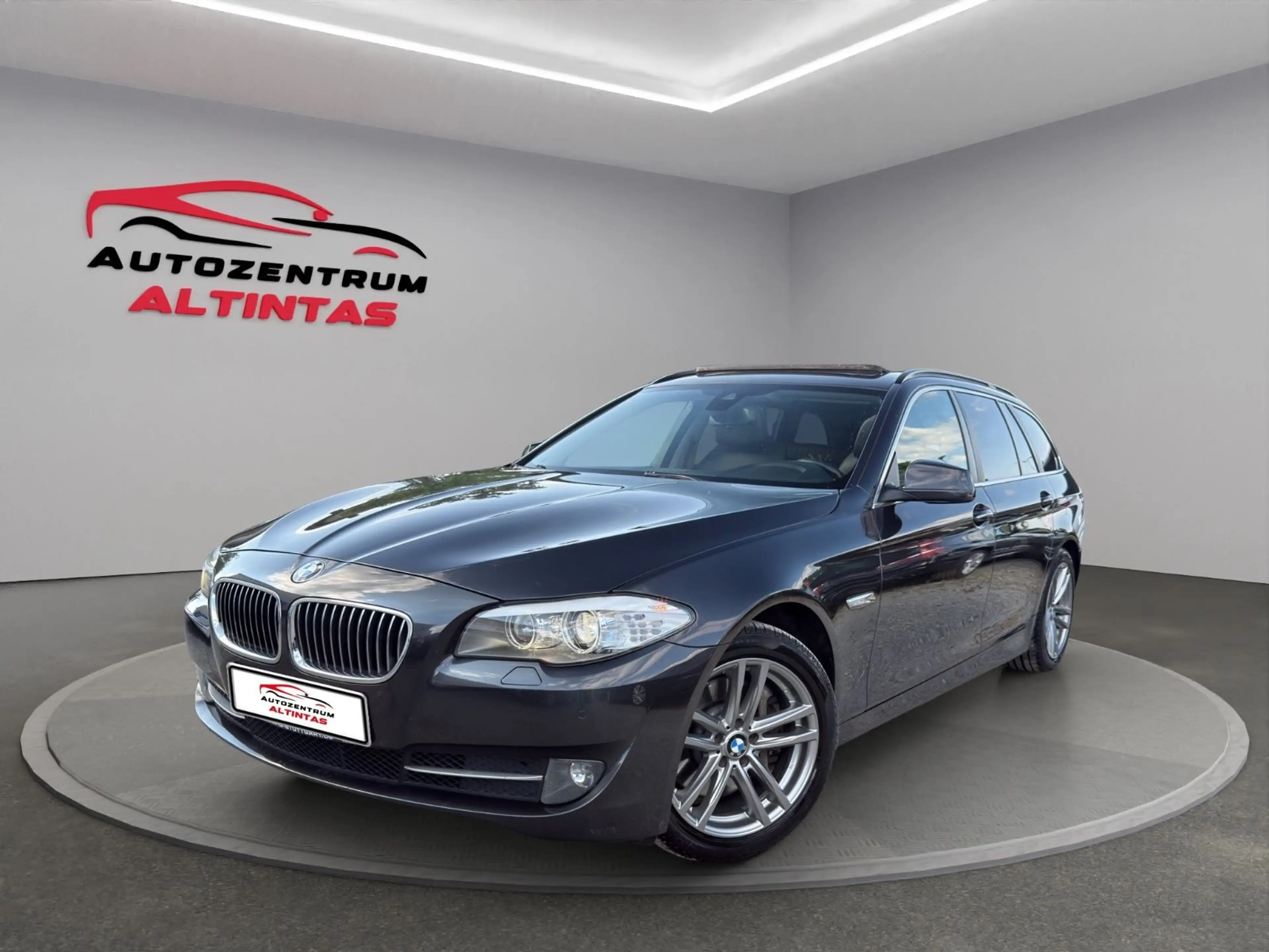 BMW 525 d Touring xDrive*AUTOM.*PANO*NAVI*XENON*AHK*