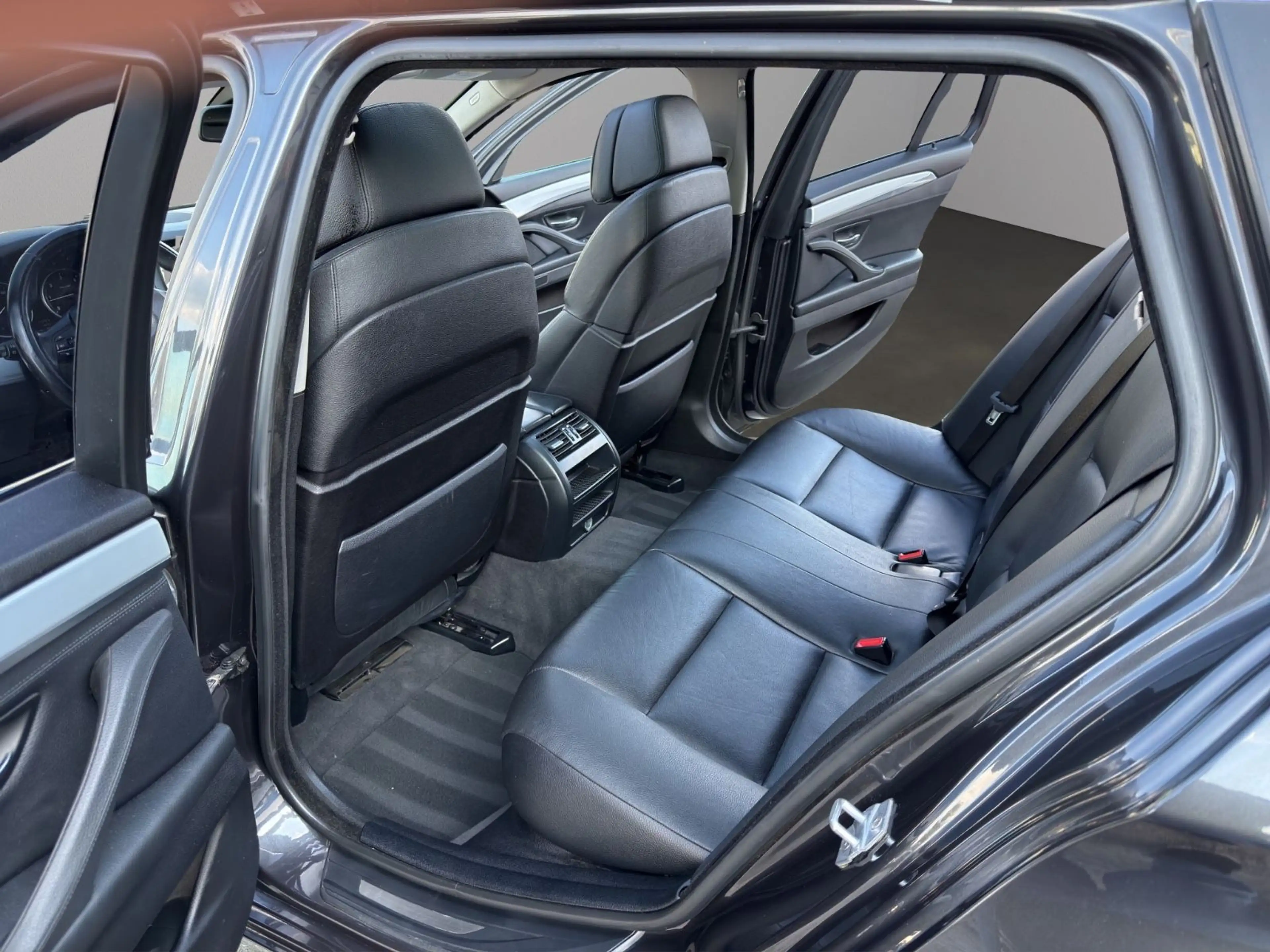 BMW 525 d Touring xDrive*AUTOM.*PANO*NAVI*XENON*AHK* — photo 13
