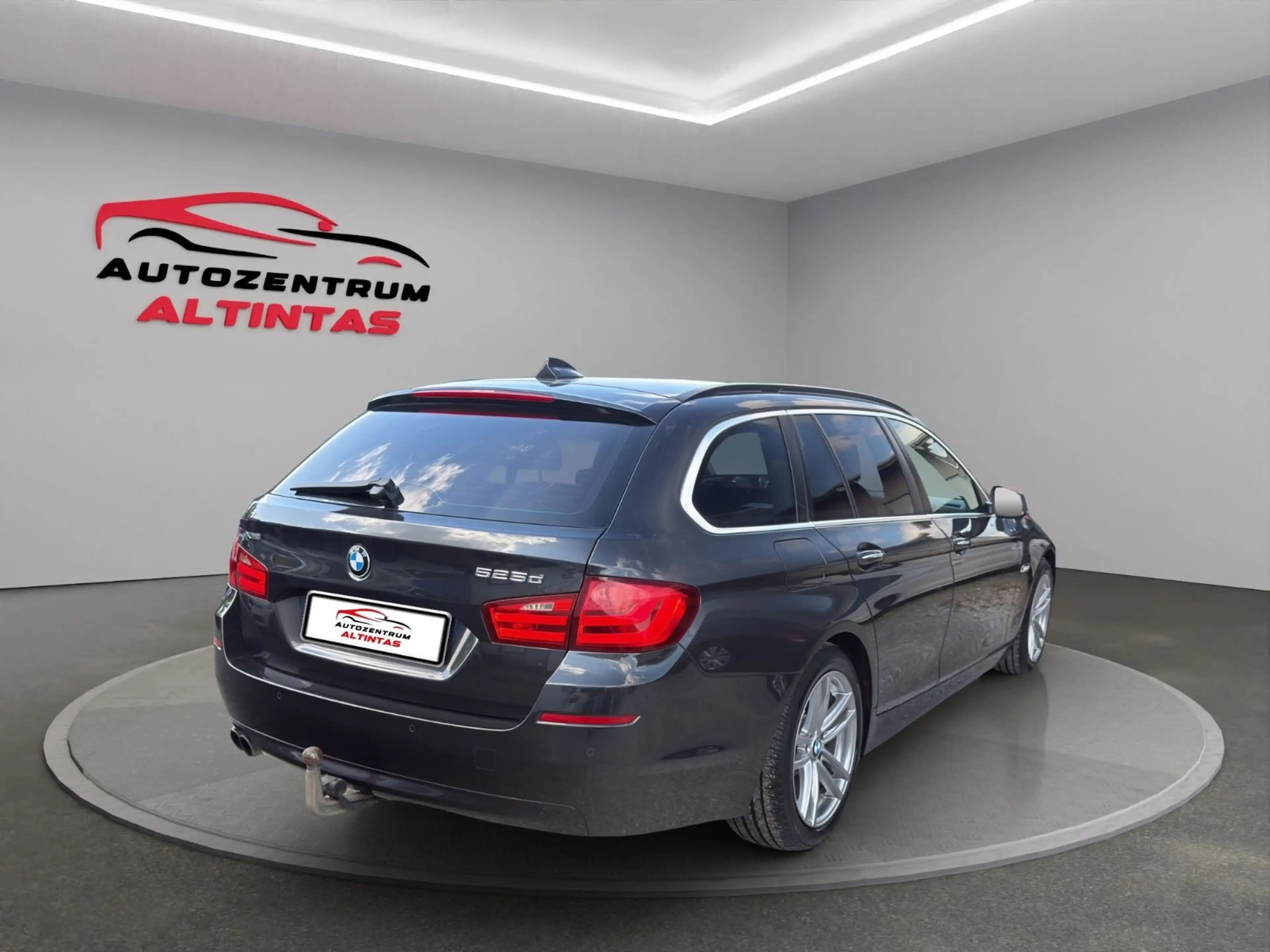 BMW 525 d Touring xDrive*AUTOM.*PANO*NAVI*XENON*AHK* — photo 3