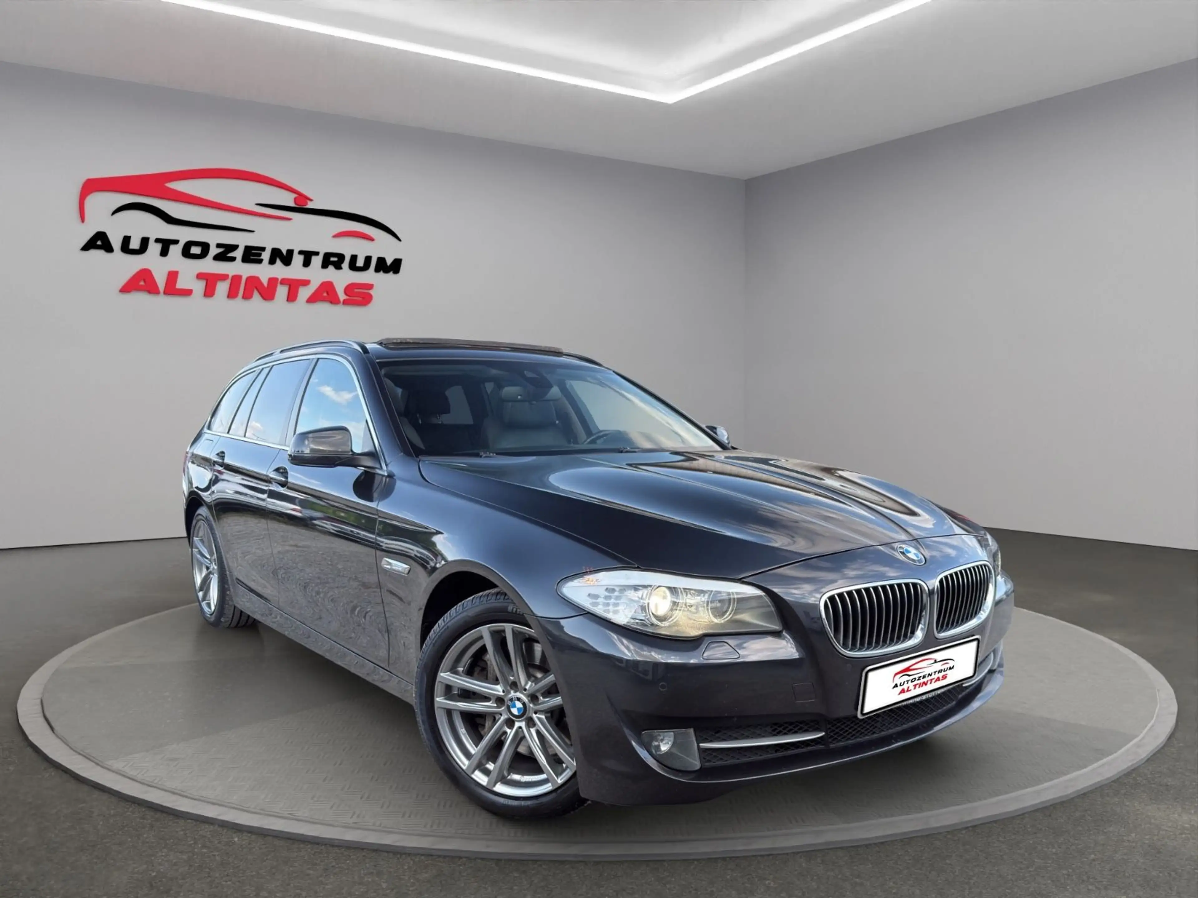BMW 525 d Touring xDrive*AUTOM.*PANO*NAVI*XENON*AHK* — photo 2
