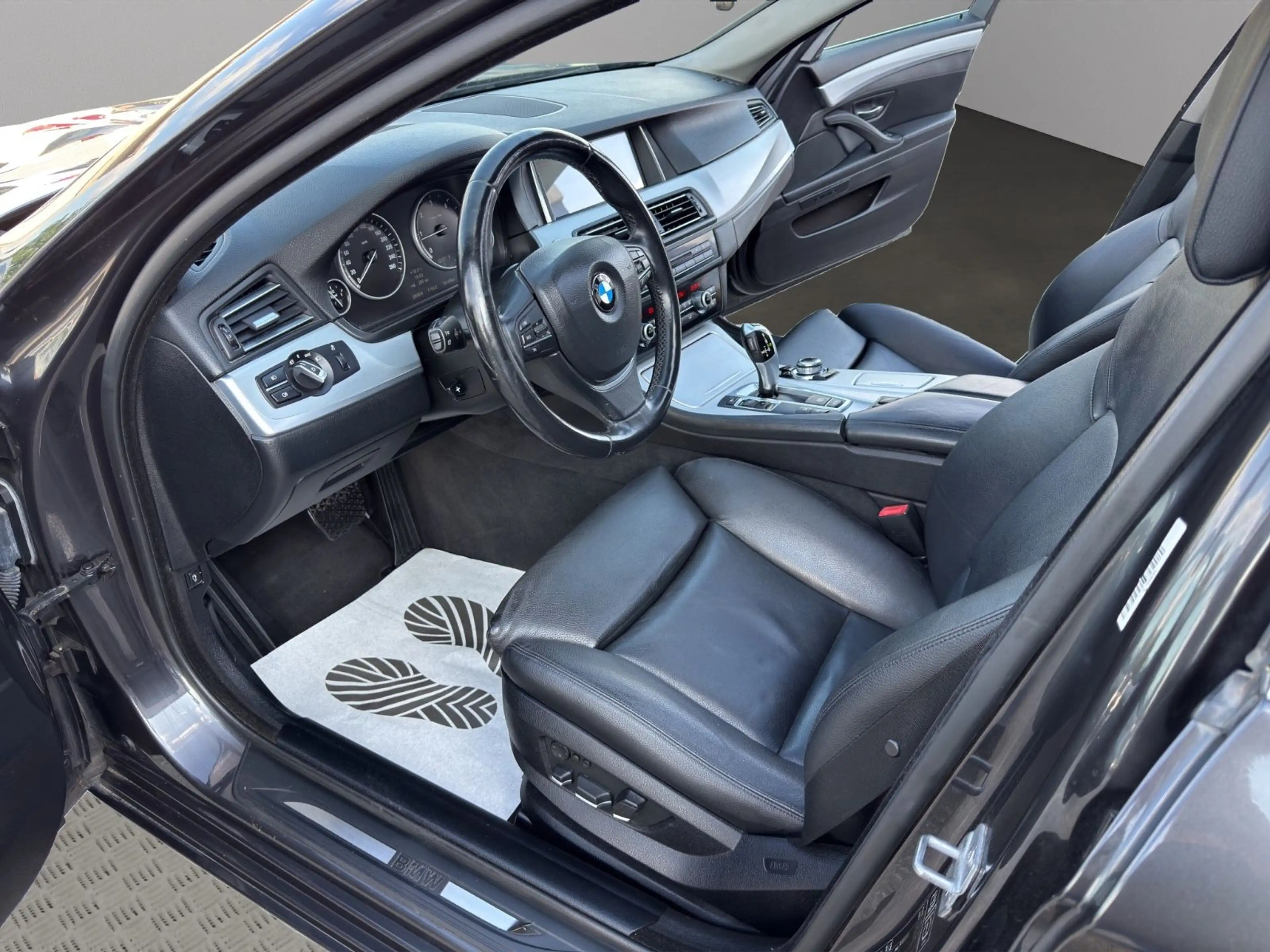 BMW 525 d Touring xDrive*AUTOM.*PANO*NAVI*XENON*AHK* — photo 10