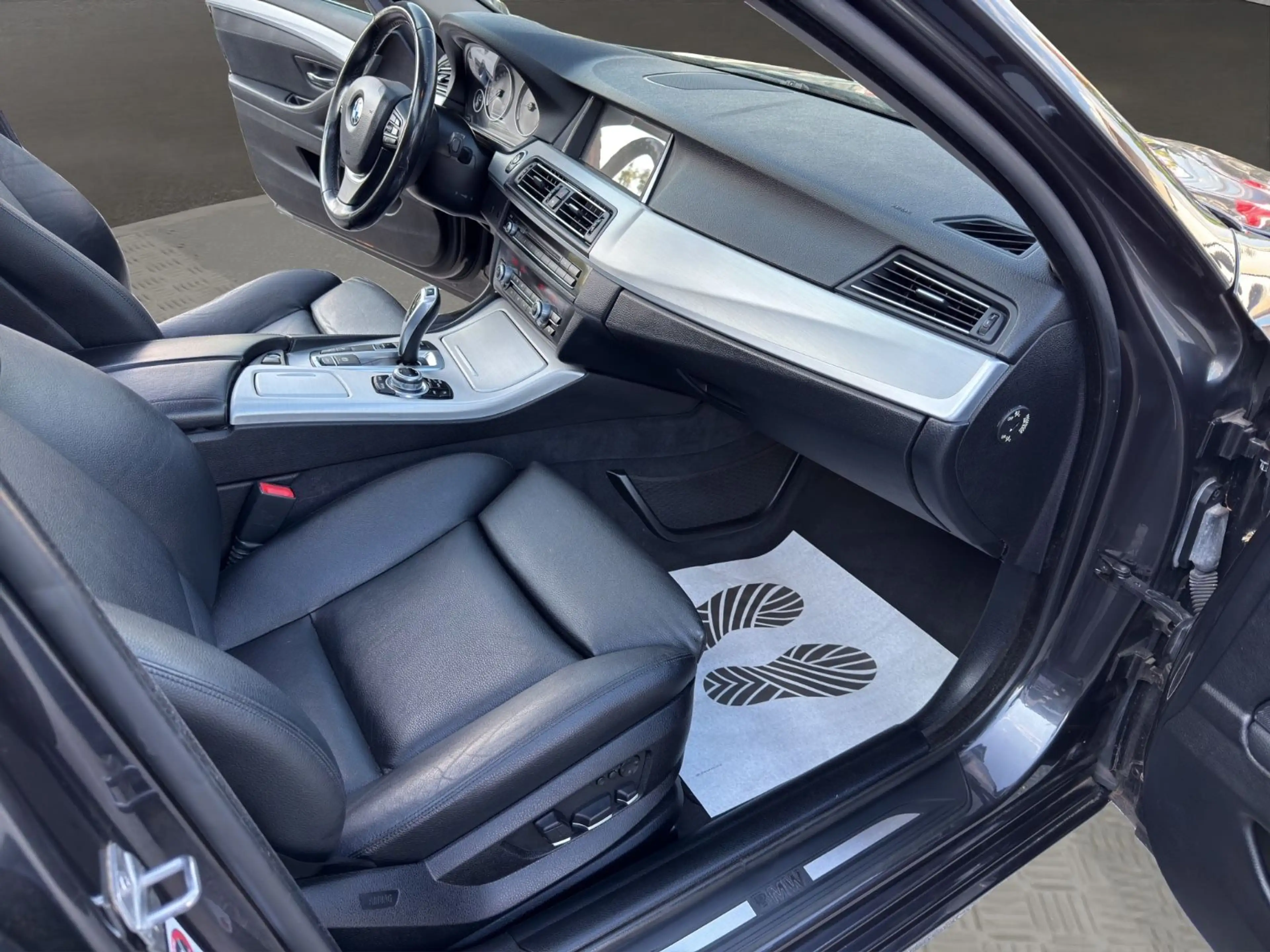 BMW 525 d Touring xDrive*AUTOM.*PANO*NAVI*XENON*AHK* — photo 11