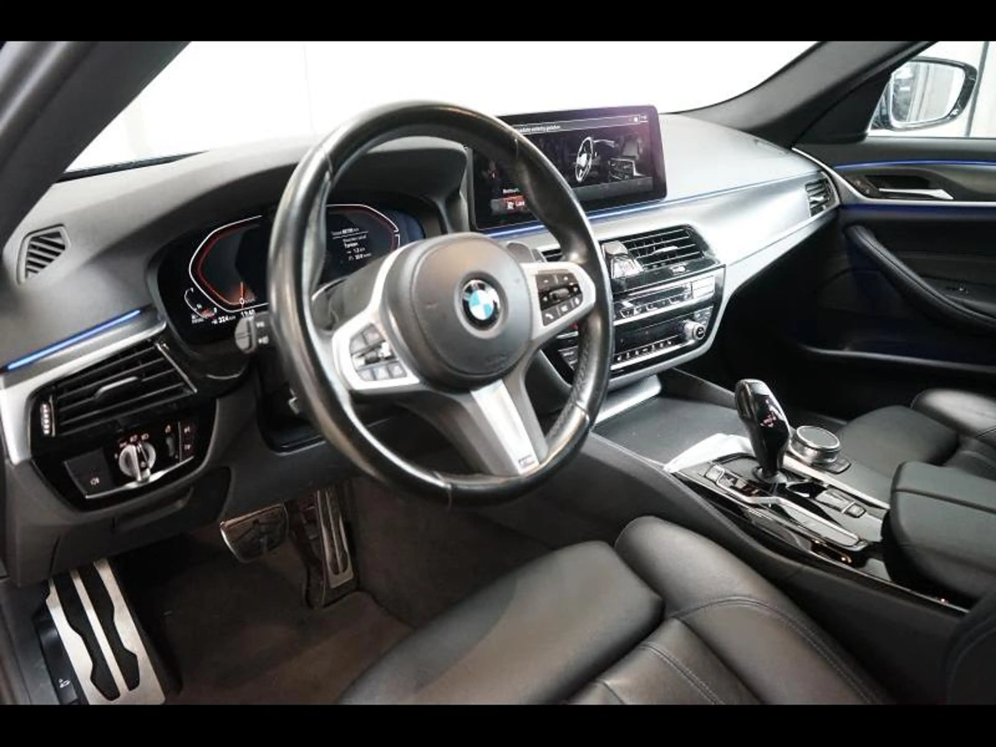 BMW 518 d Touring M-Pack - Panodak - Leder - LED - ... — photo 6