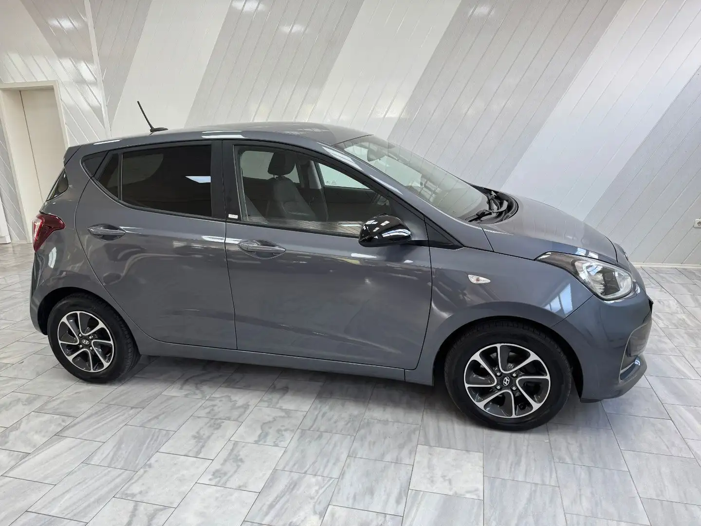 Hyundai i10 1.0 YES! 5-türig Sitzhzg 8x bereift Grau - 1