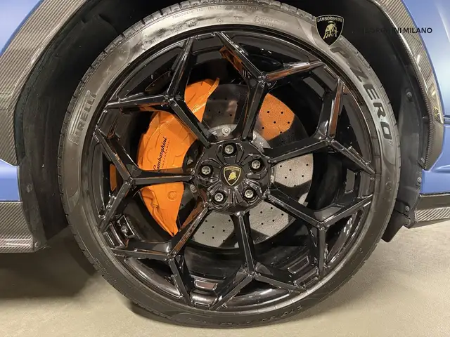 Lamborghini Urus view 8