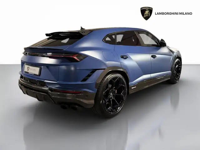 Lamborghini Urus view 4